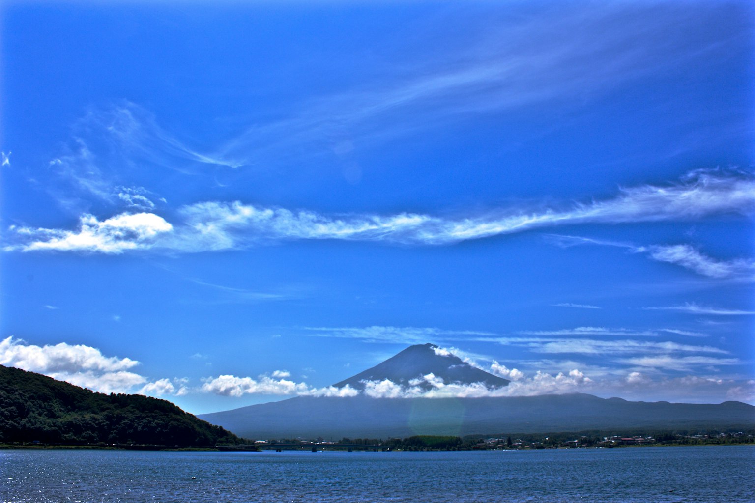 Vue pittoresque du mont Fuji sous un ciel bleu dégagé avec des nuages