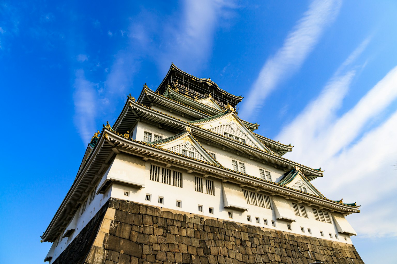 Bellissima facciata del castello di Nagoya sotto un cielo blu