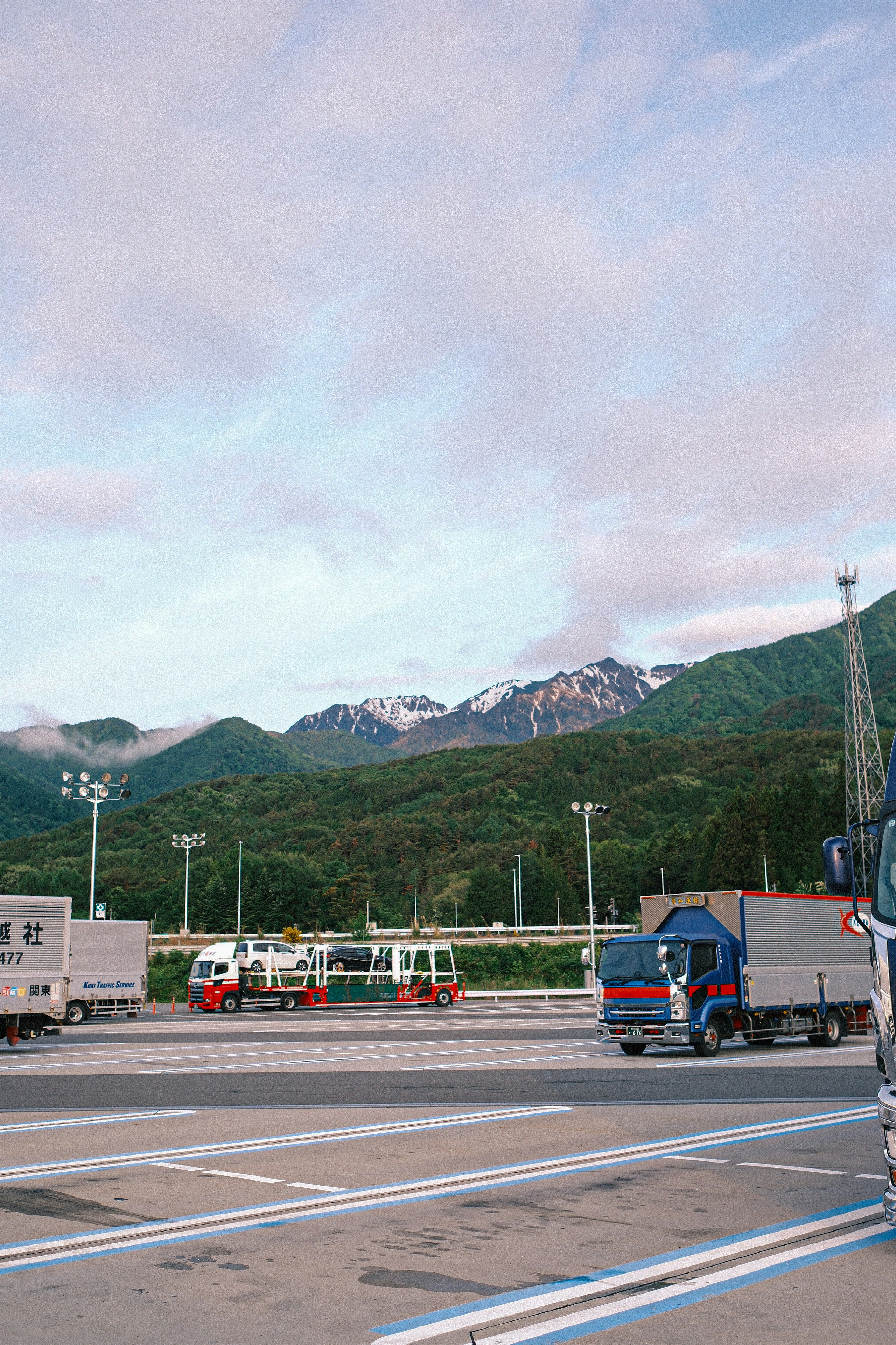 可見山脈的港口道路與卡車