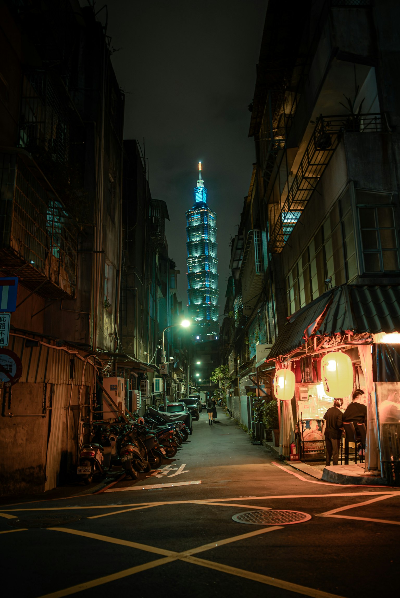 夜晚台北101亮燈的狹窄巷道景觀