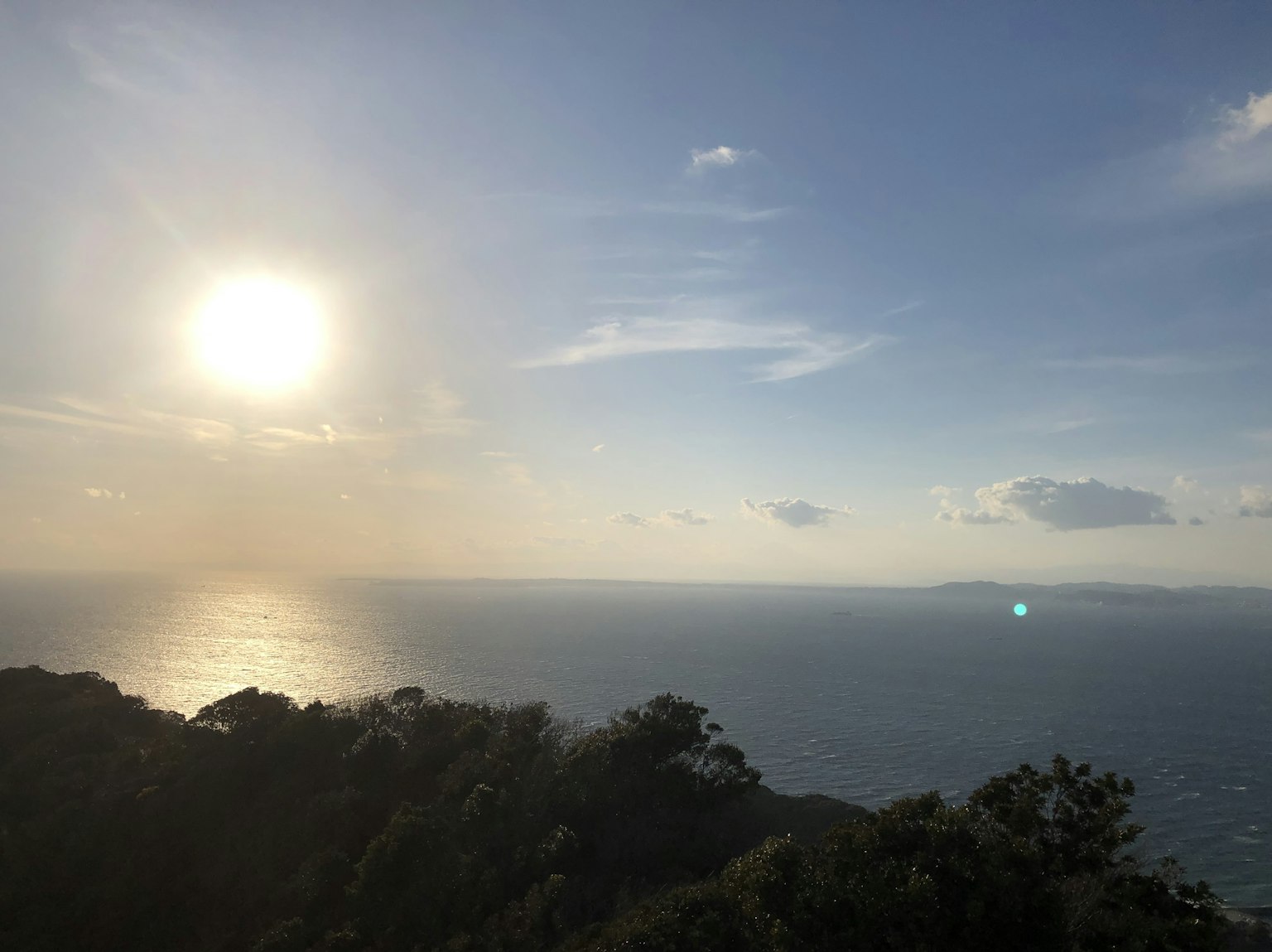 Bellissimo tramonto sull'oceano con cielo sereno