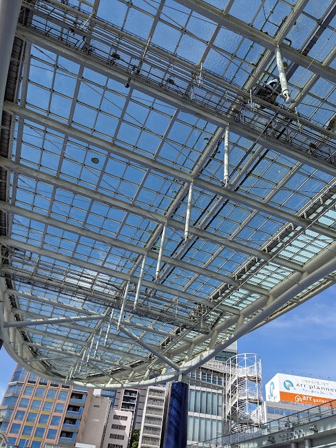 ガラス天井の大きな屋内空間