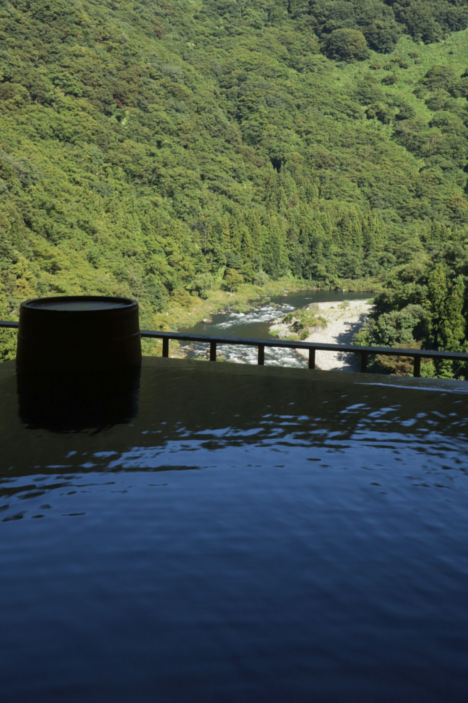 Bain à remous extérieur avec vue paisible sur la montagne se reflétant à la surface de l'eau