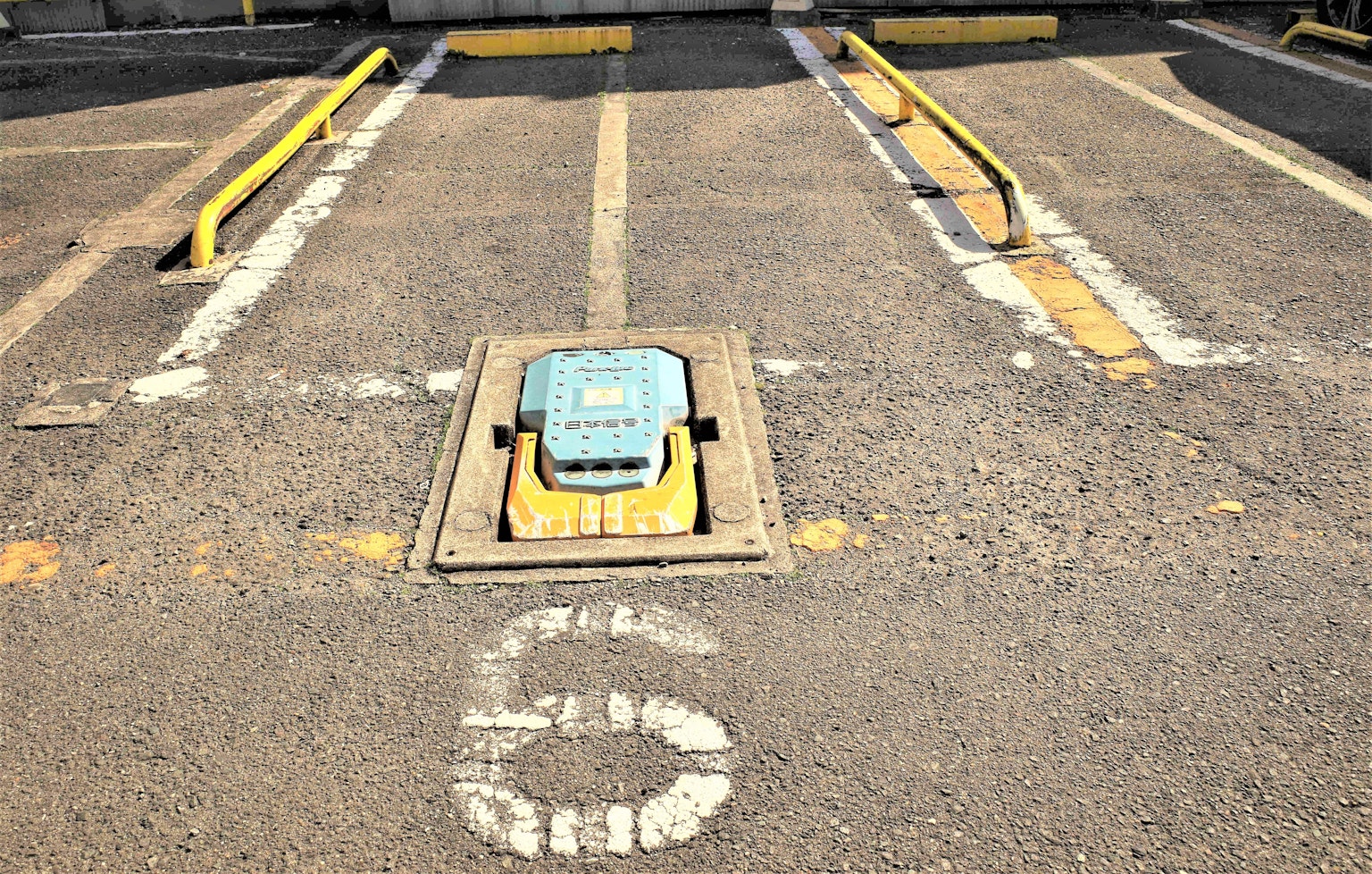 Parcheggio vuoto con segnaletica e numero 6