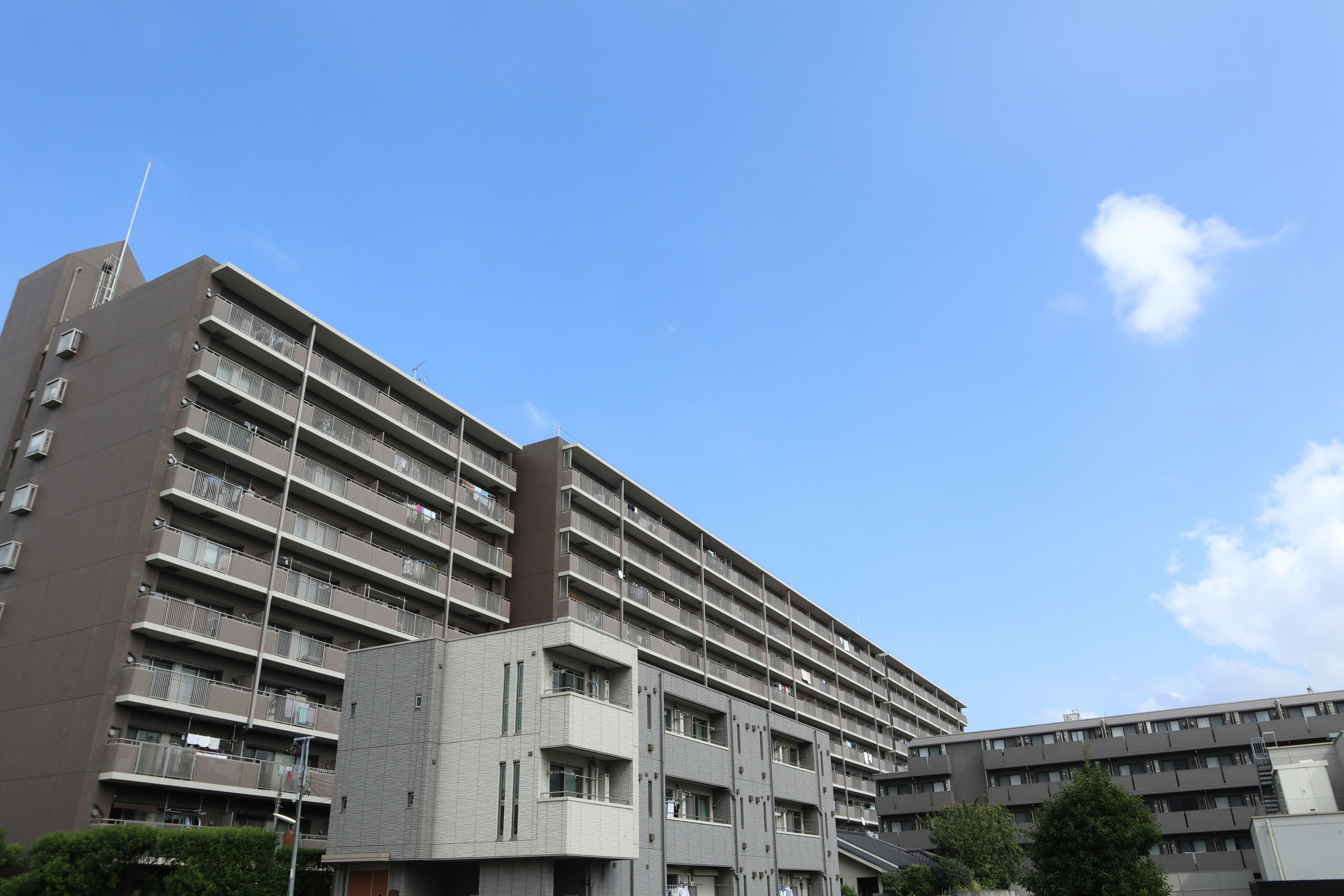 蓝天下带阳台的公寓楼外观