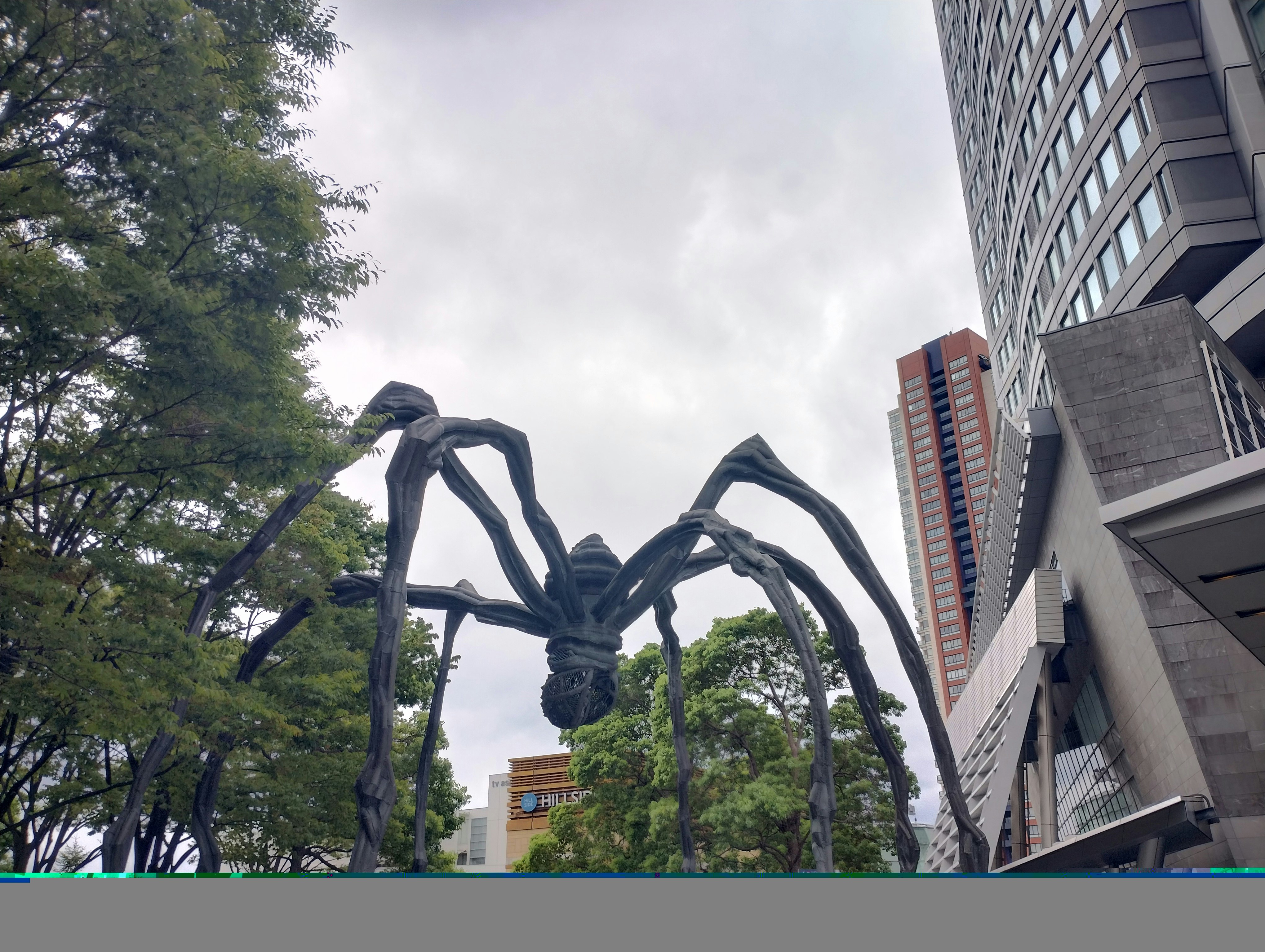 都市の高層ビルと屋外の抽象的な金属彫刻
