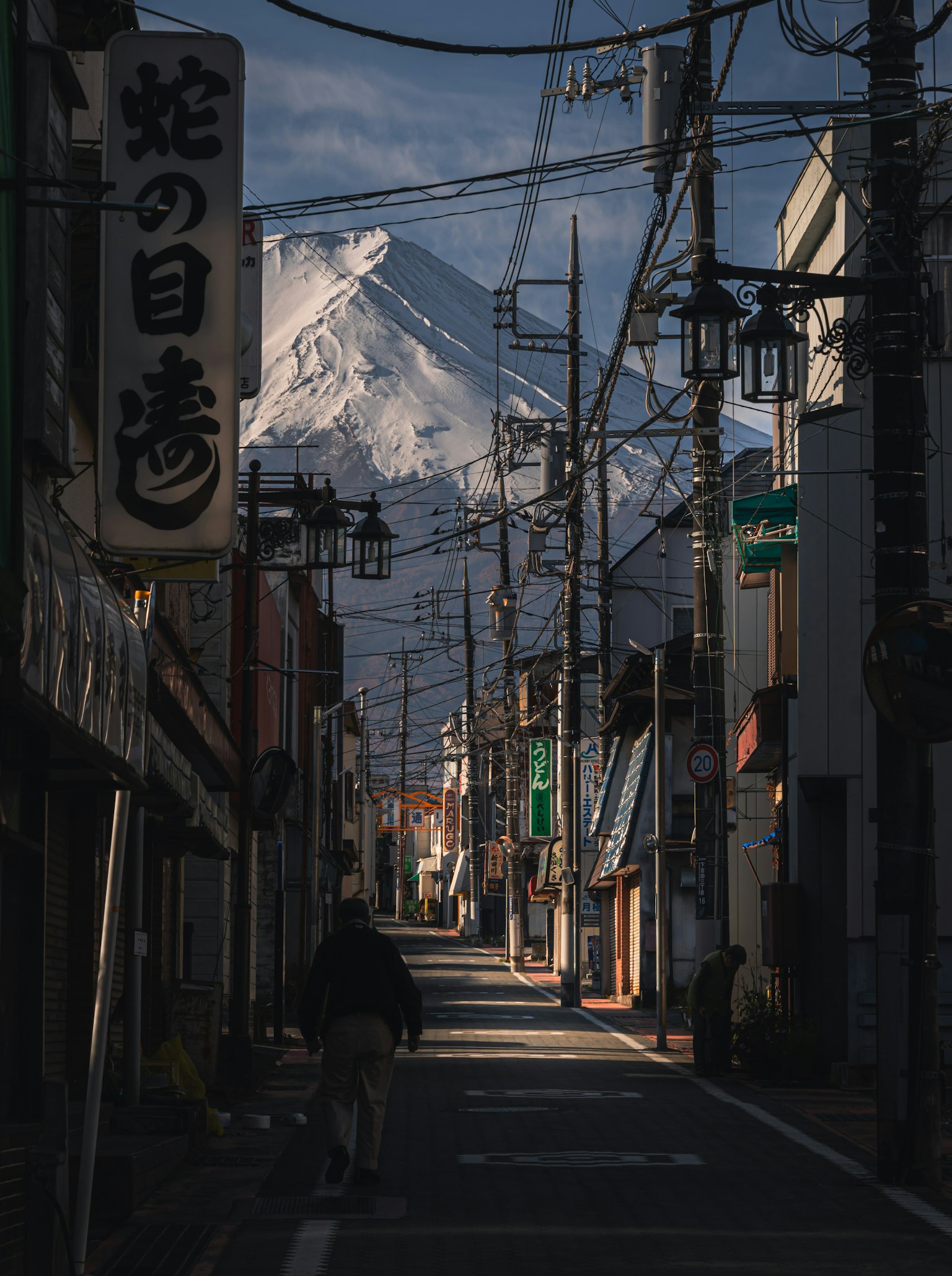 宁静的街道场景，背景是富士山和街灯