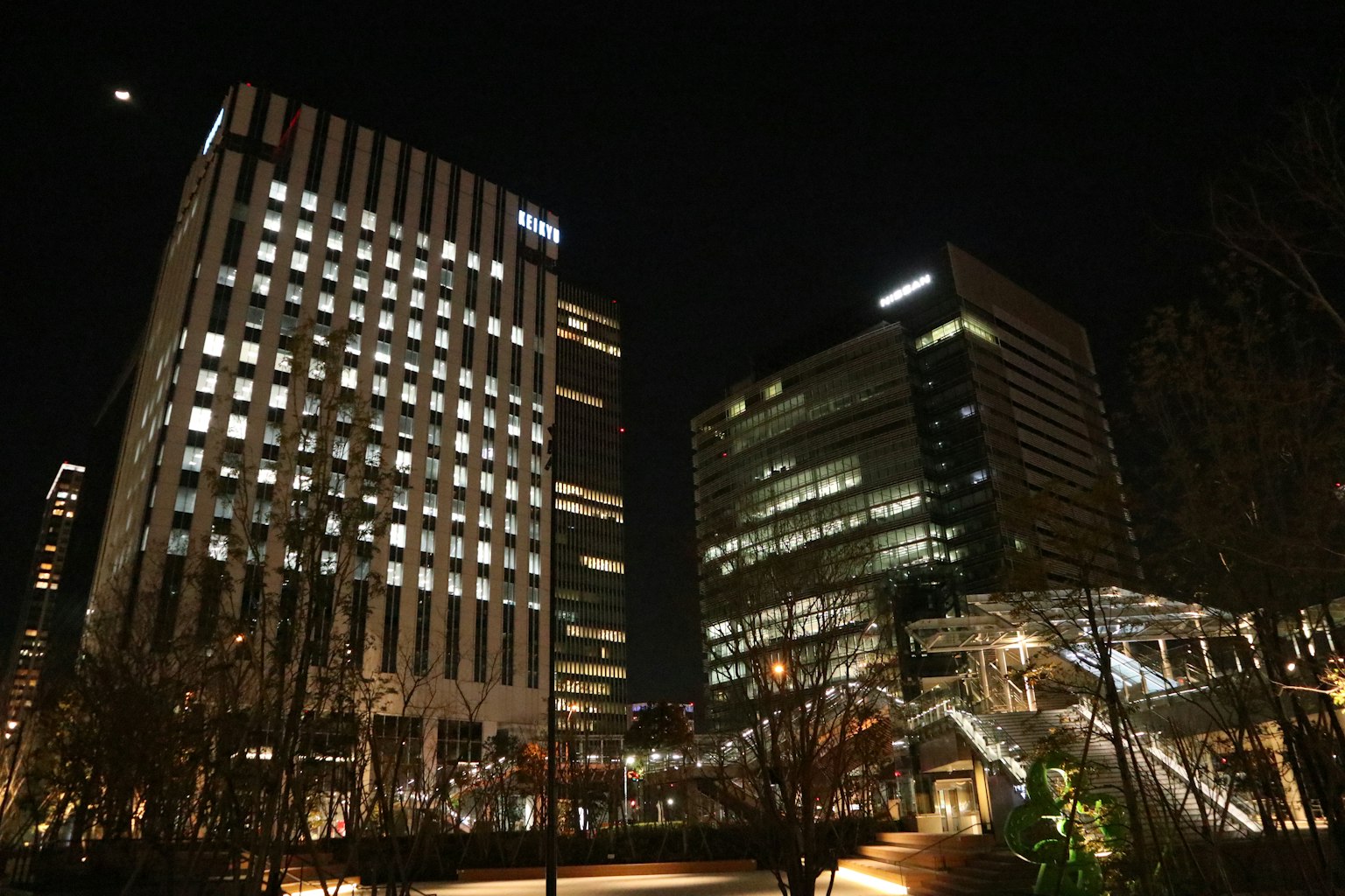 城市夜景，照亮的建筑和现代建筑