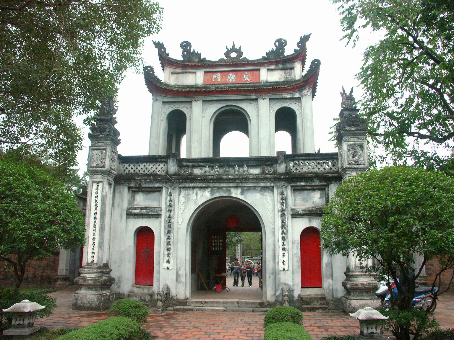 Magnifica entrata del Tempio della Letteratura a Hanoi circondata da verde