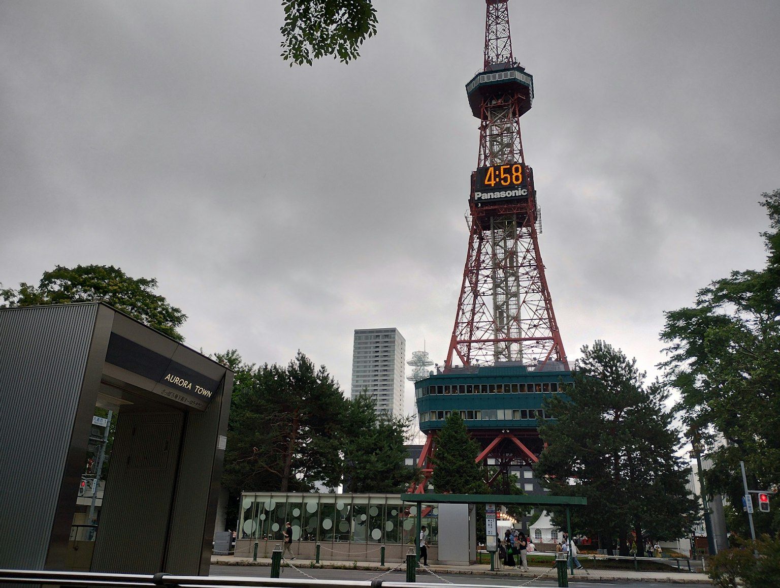 大通公園內的札幌電視塔景觀 陰雲密布的天空和綠色樹木