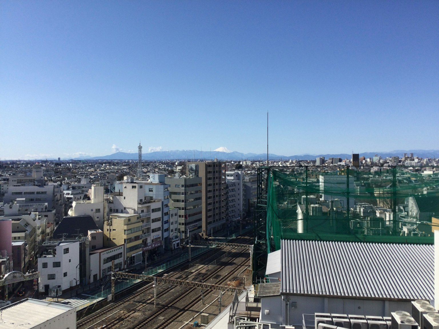 Pemandangan panorama kota Tokyo dengan langit biru cerah
