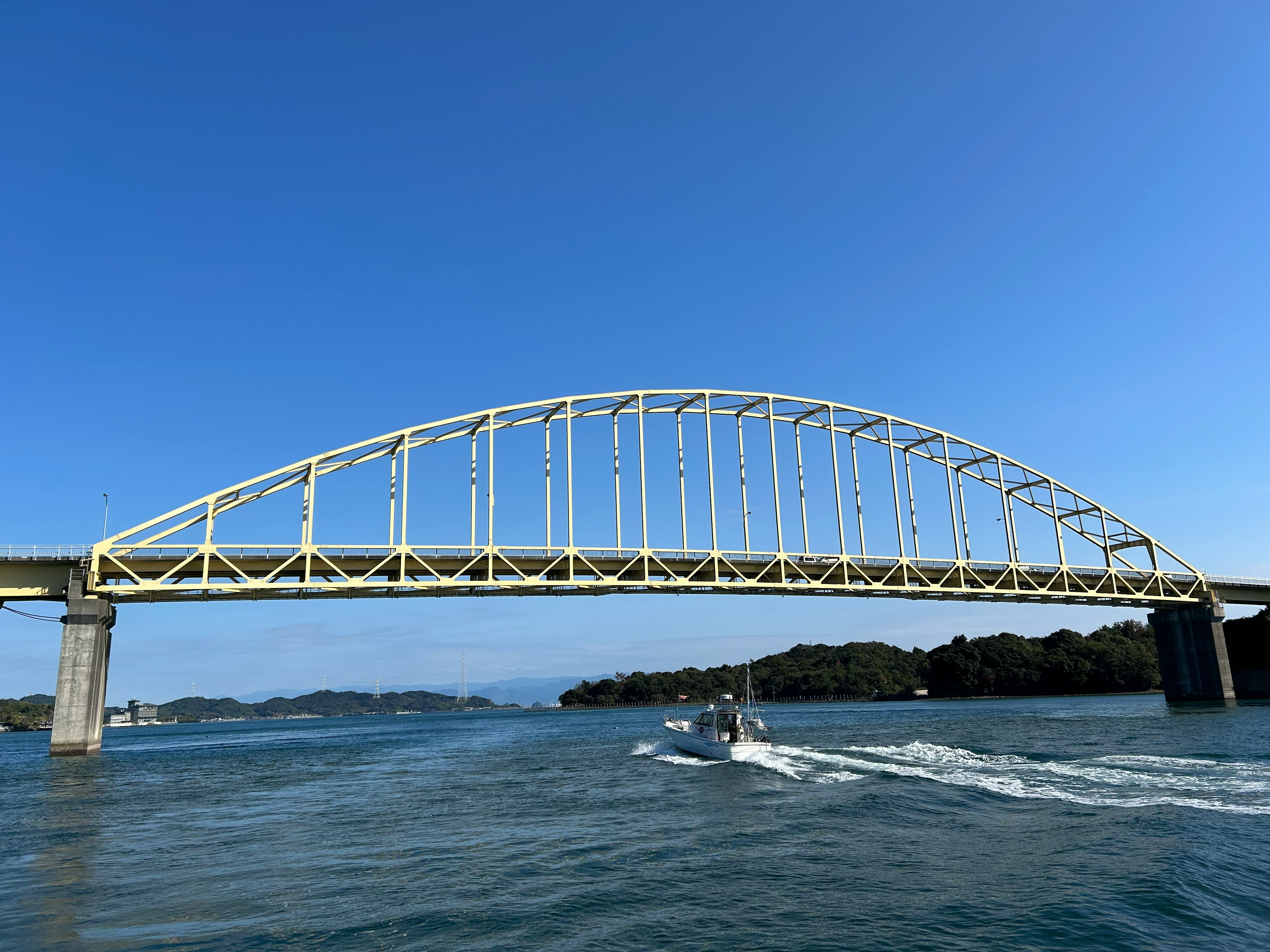 天草五橋を渡る橋と海上の船、朝焼けの空