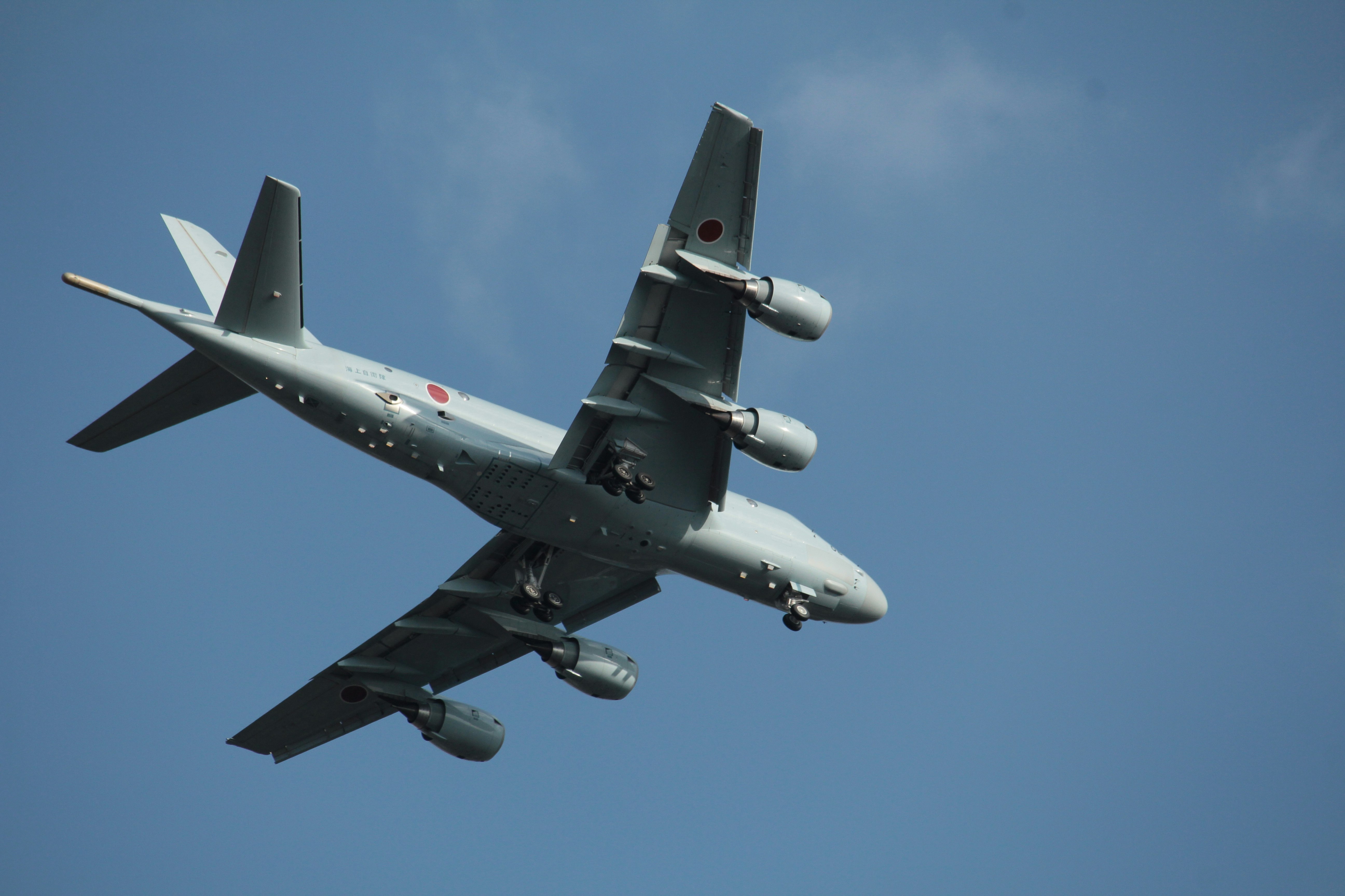 日本自衛隊飛機在藍天中飛行