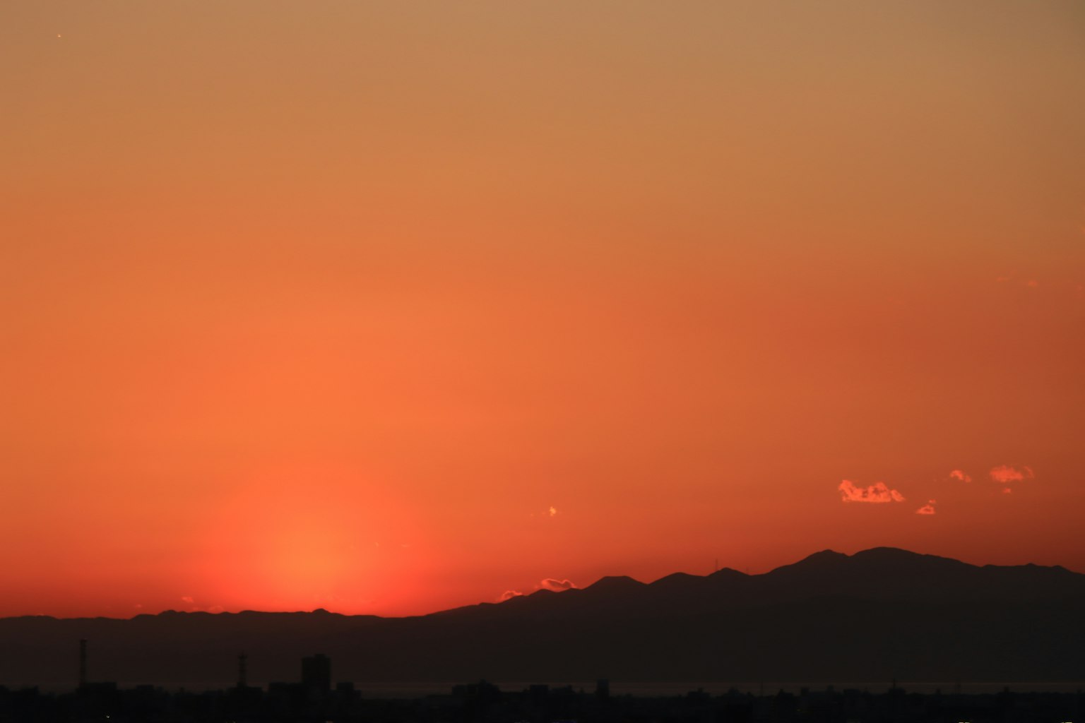 Bellissimo tramonto con vivaci tonalità arancioni