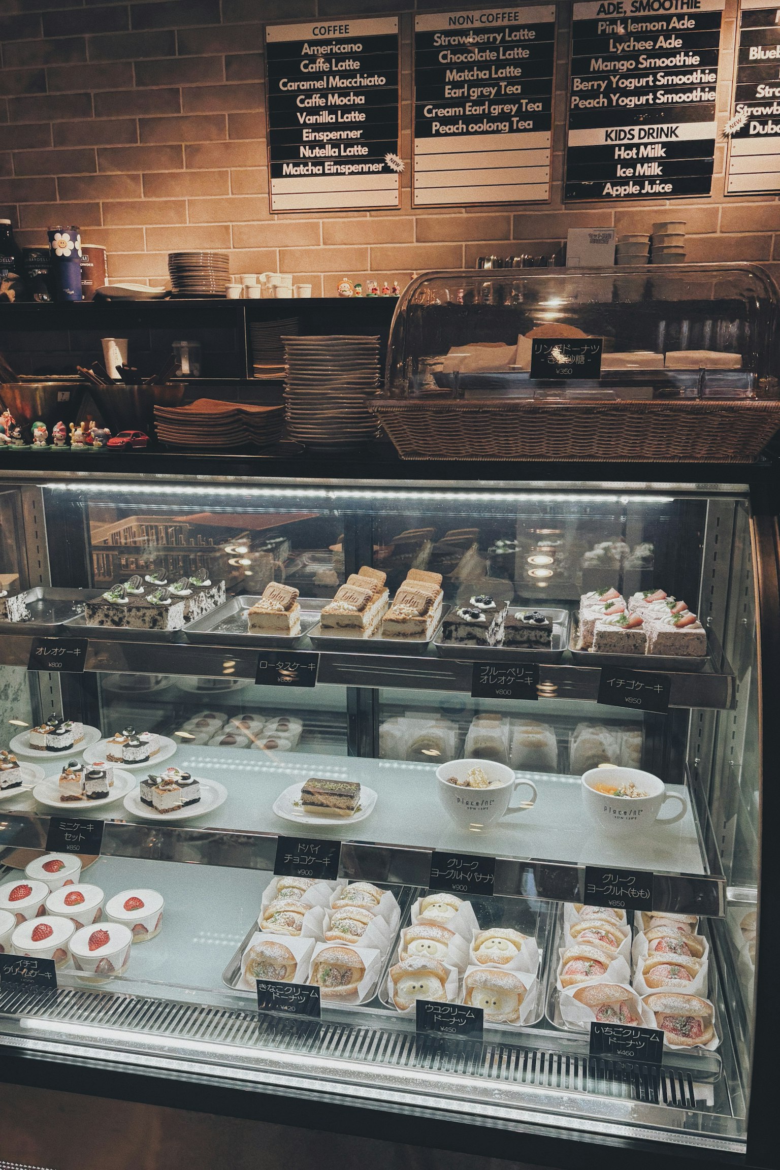 Vitrine en verre avec divers desserts et douceurs