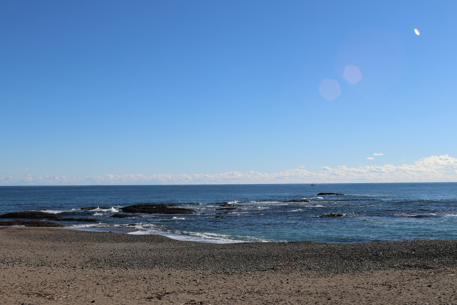 宁静的海滩场景，蓝天与平静的海洋
