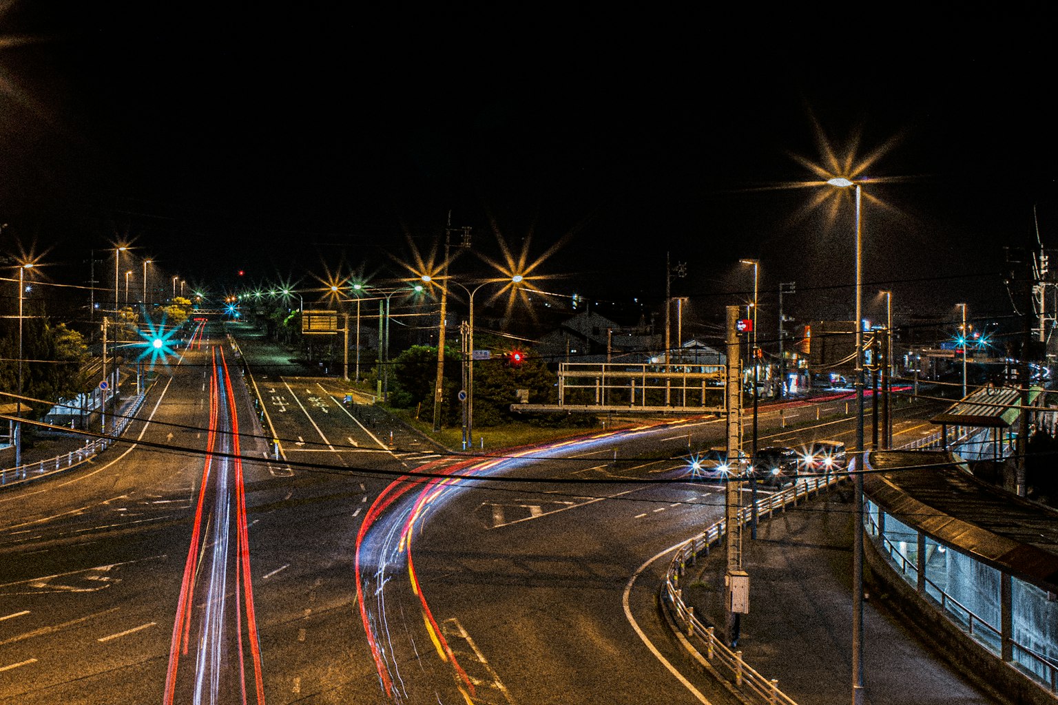 Incrocio notturno con traffico e illuminazione stradale