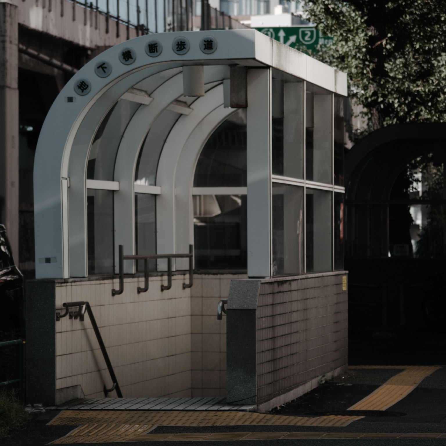 Design moderno di un'area d'attesa della stazione con struttura in vetro e metallo luminoso
