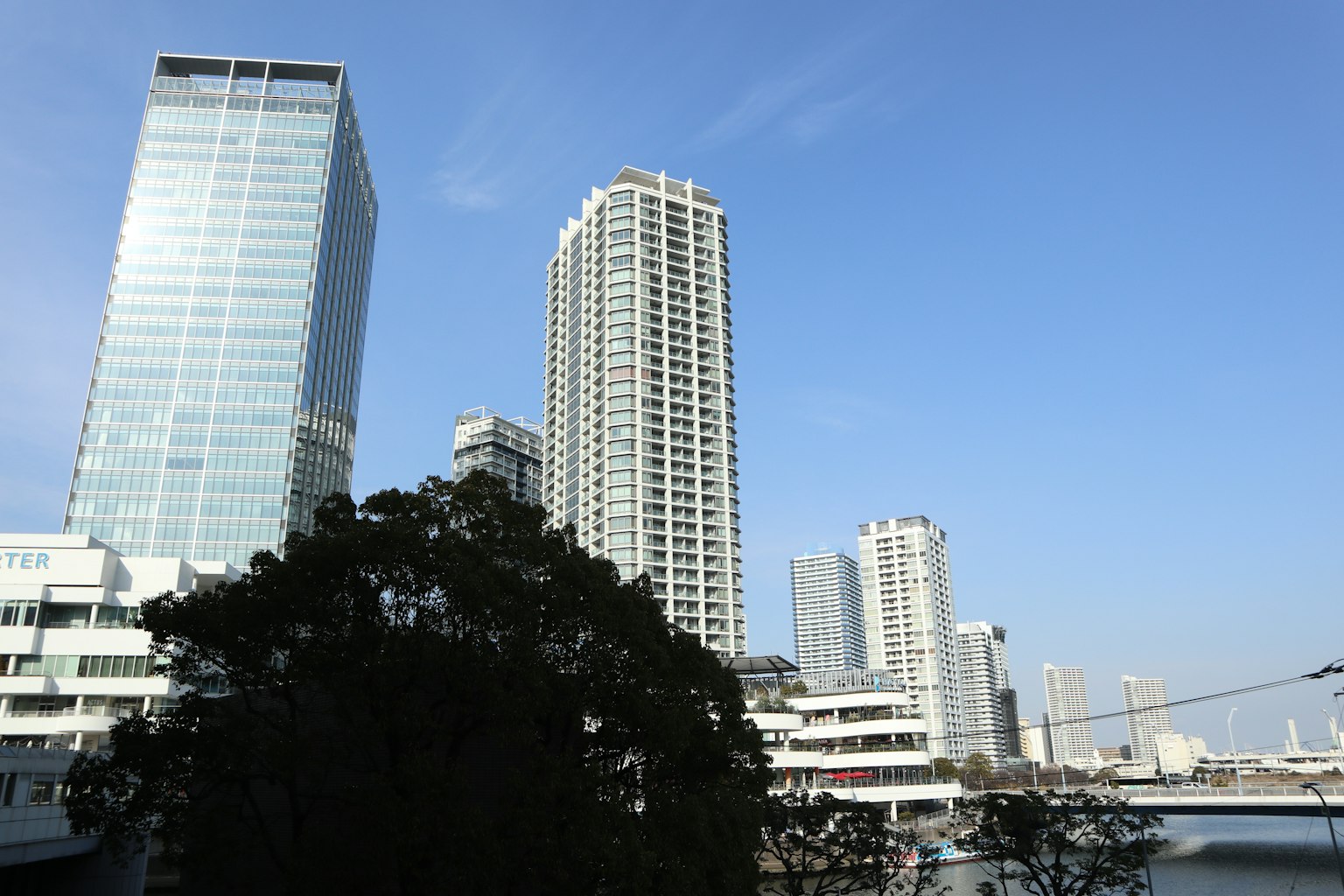 城市天際線，現代摩天大樓和晴朗的藍天