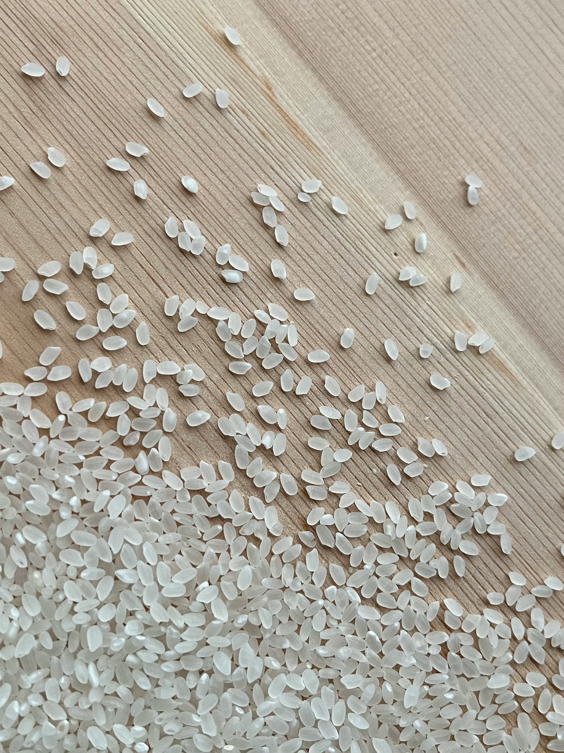 木目の上に散らばる白い錠剤