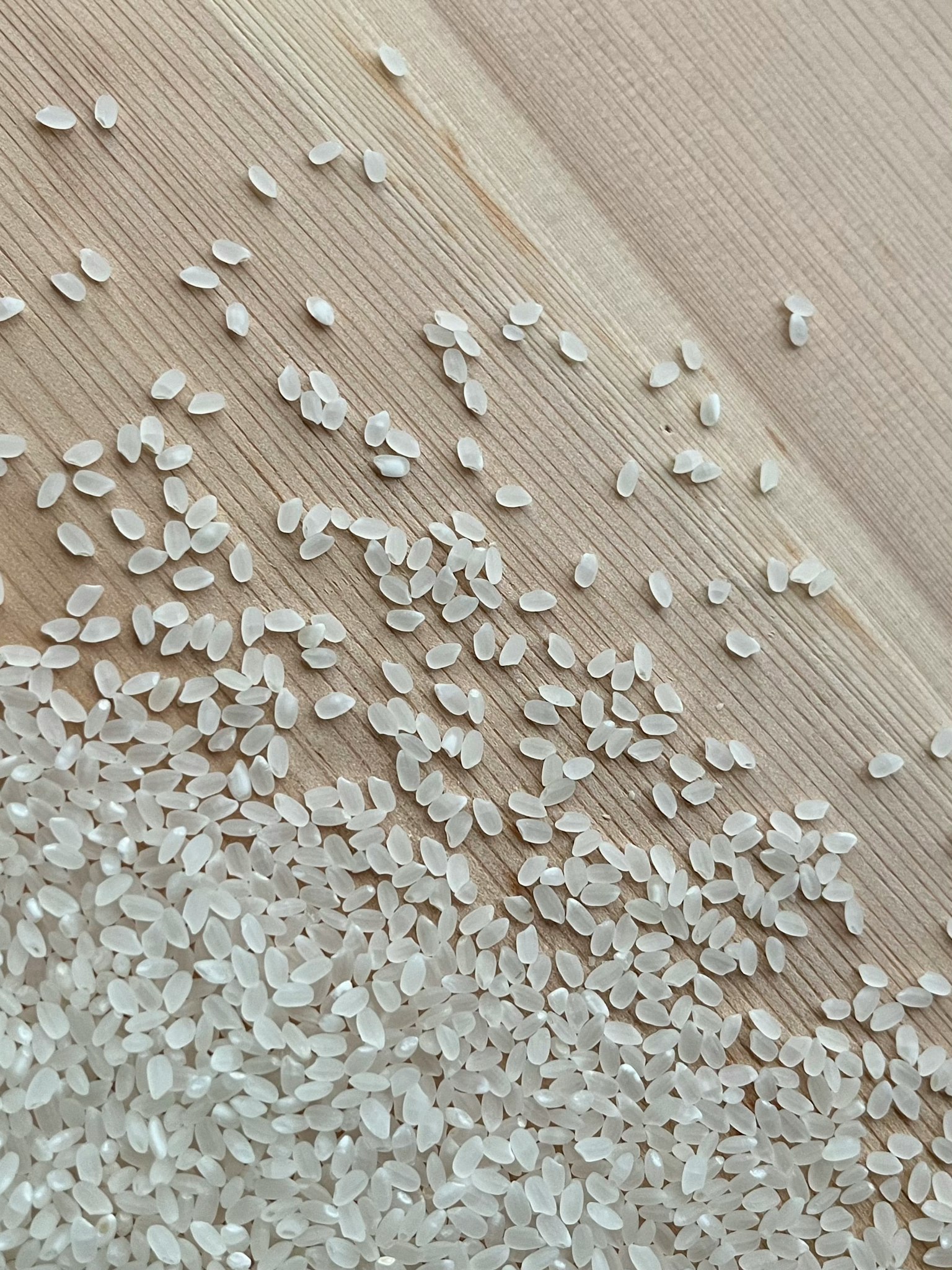散落在木質表面上的白米粒