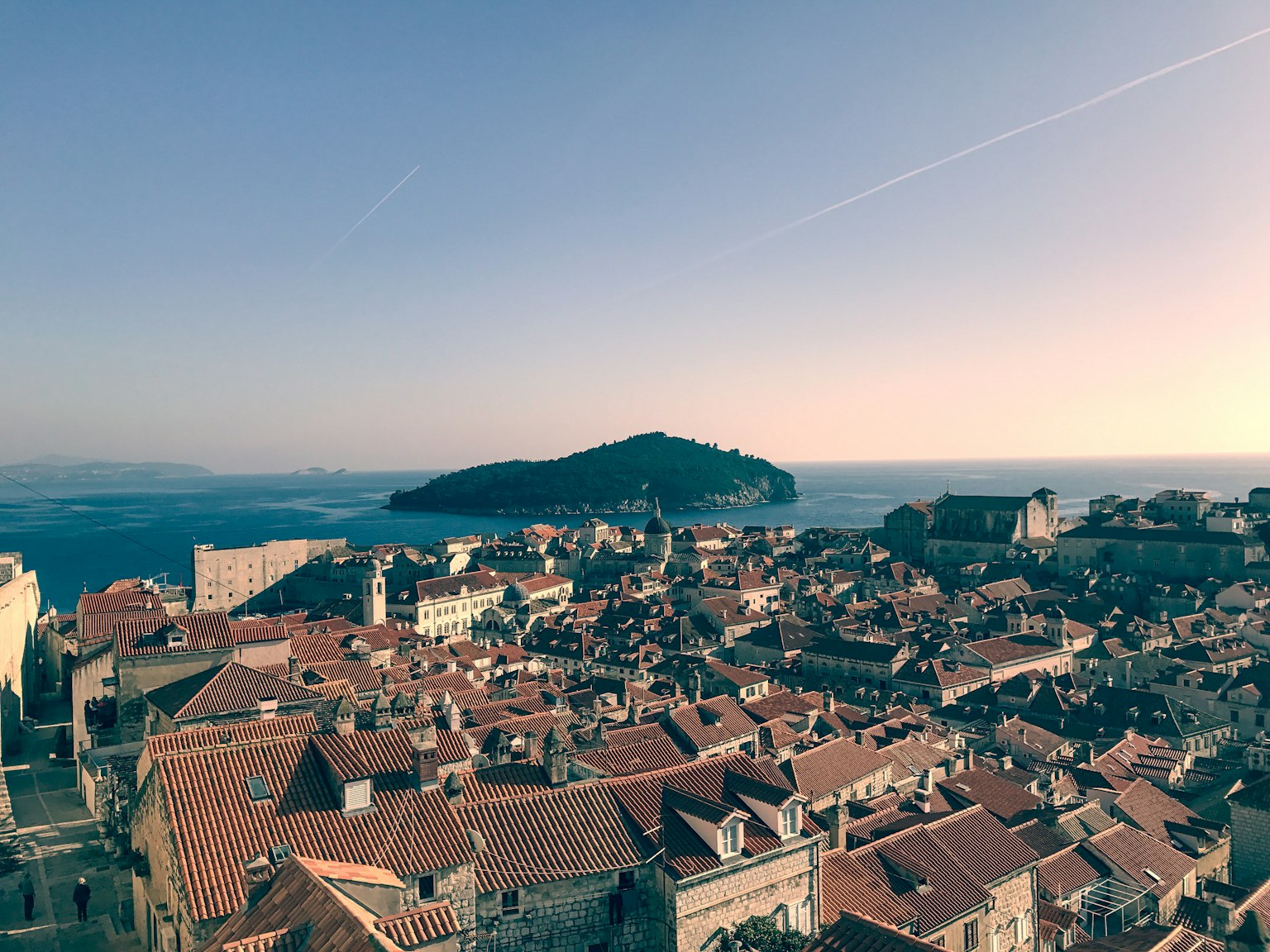 Vista panoramica dei tetti di Dubrovnik e del mare Adriatico