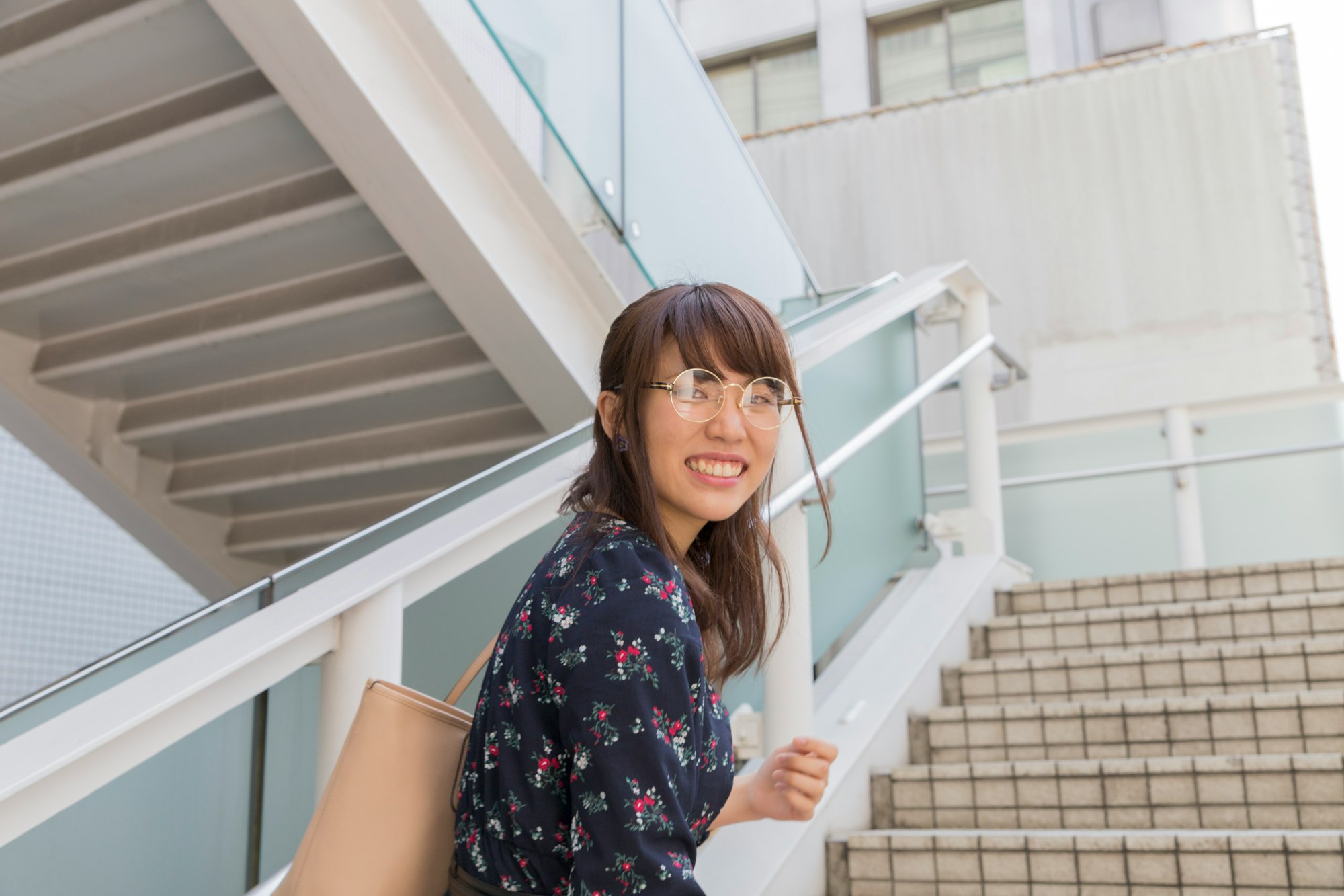 階段の踊り場で微笑む女性