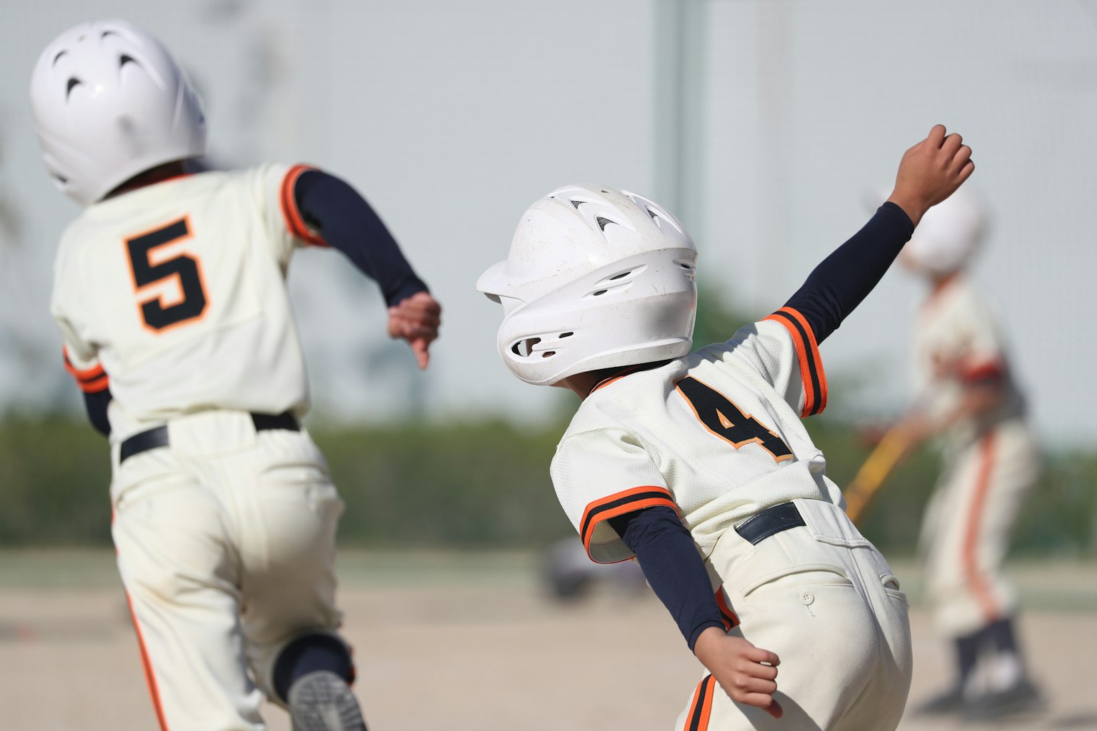 Bambini in divise da baseball che giocano su un campo