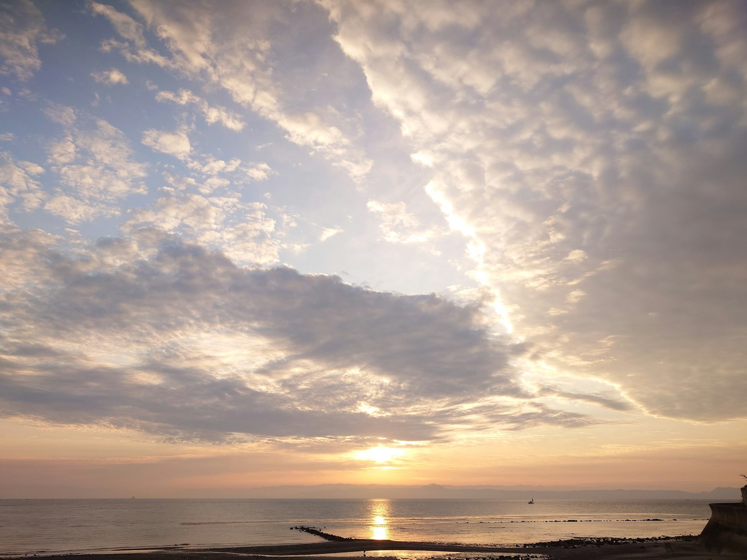Bellissimo paesaggio marino con un tramonto e nuvole