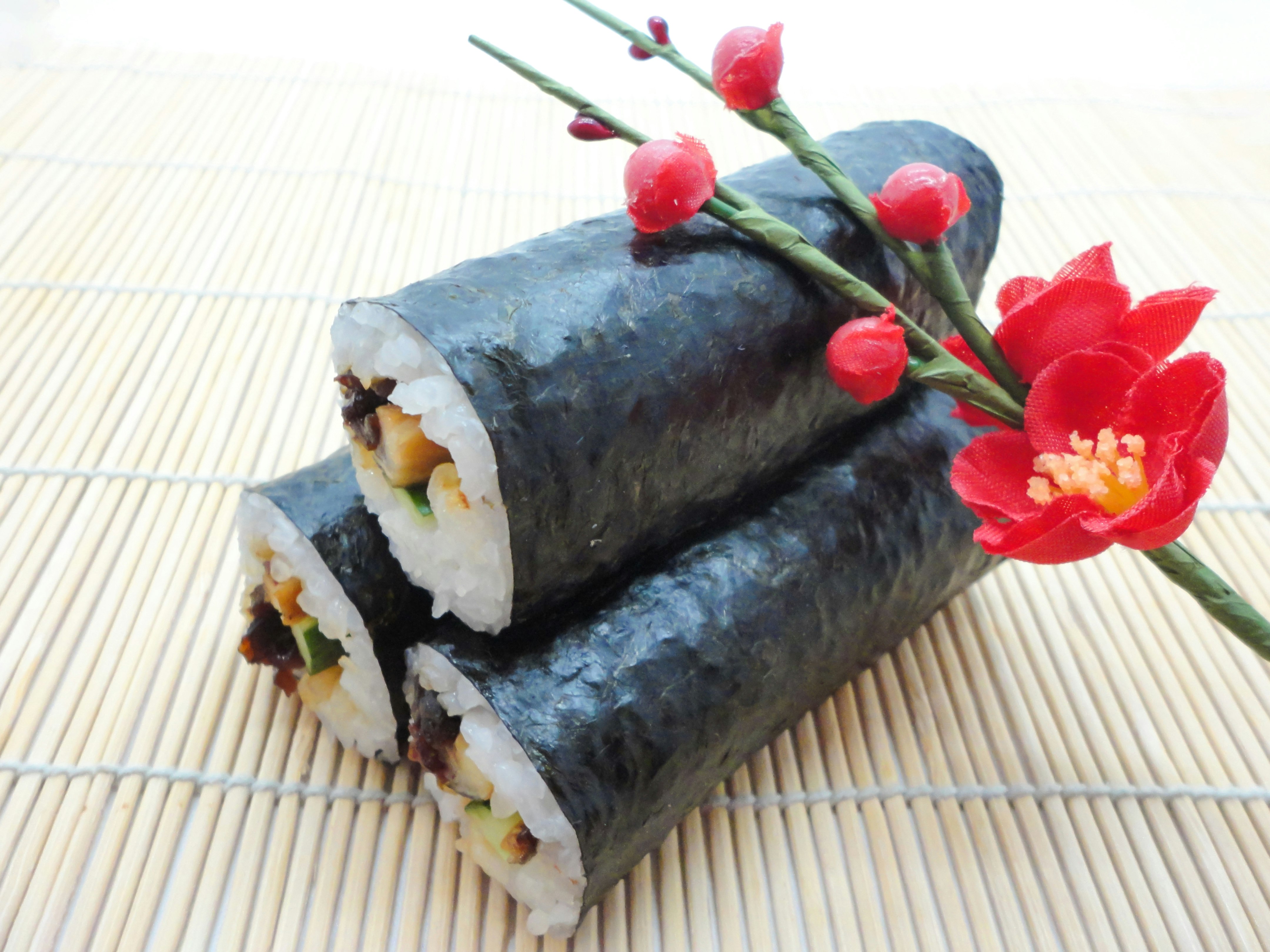 海苔巻き寿司と赤い花の飾り