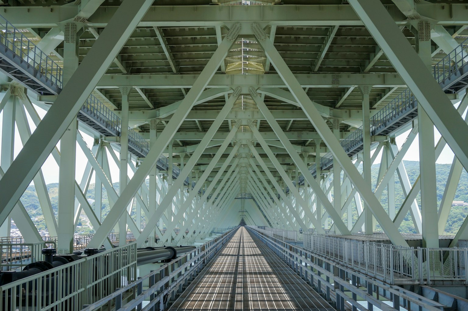 Ansicht der Unterseite einer Brücke mit sich kreuzenden Stahlträgern