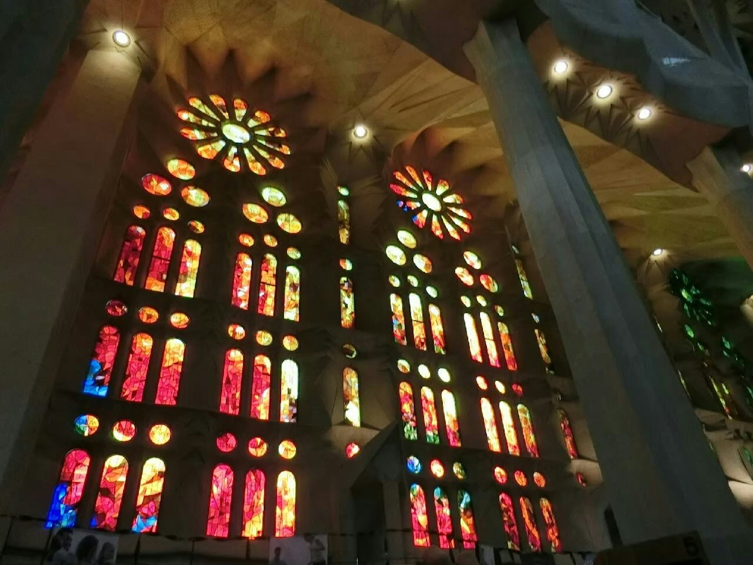 Innenansicht der schönen Buntglasfenster der Sagrada Familia