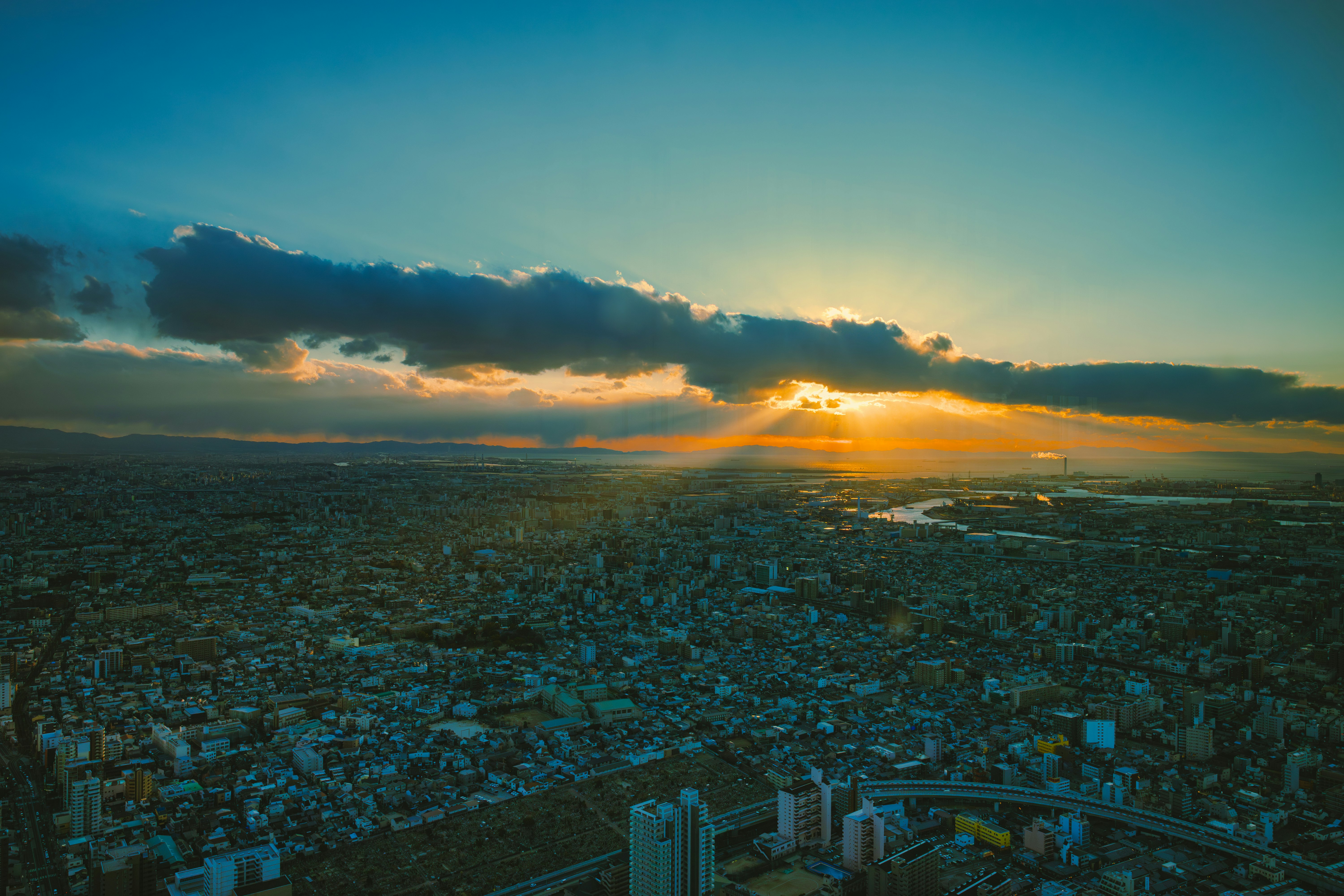 panorámica de la ciudad al atardecer con horizonte luminoso