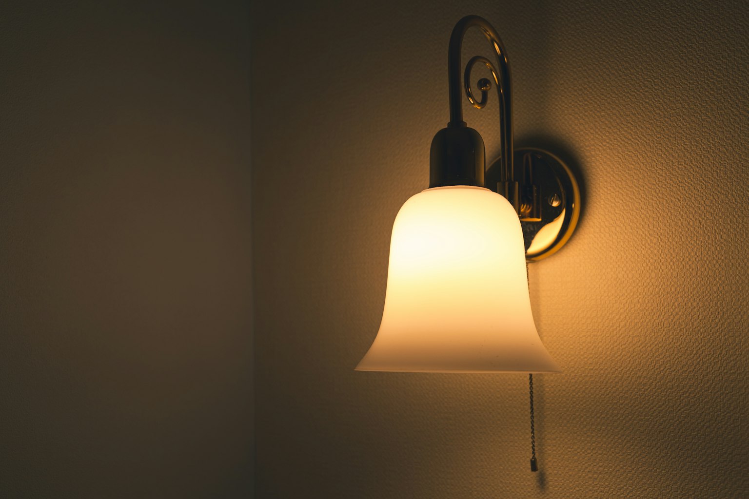 Lampe murale émettant une lumière chaude
