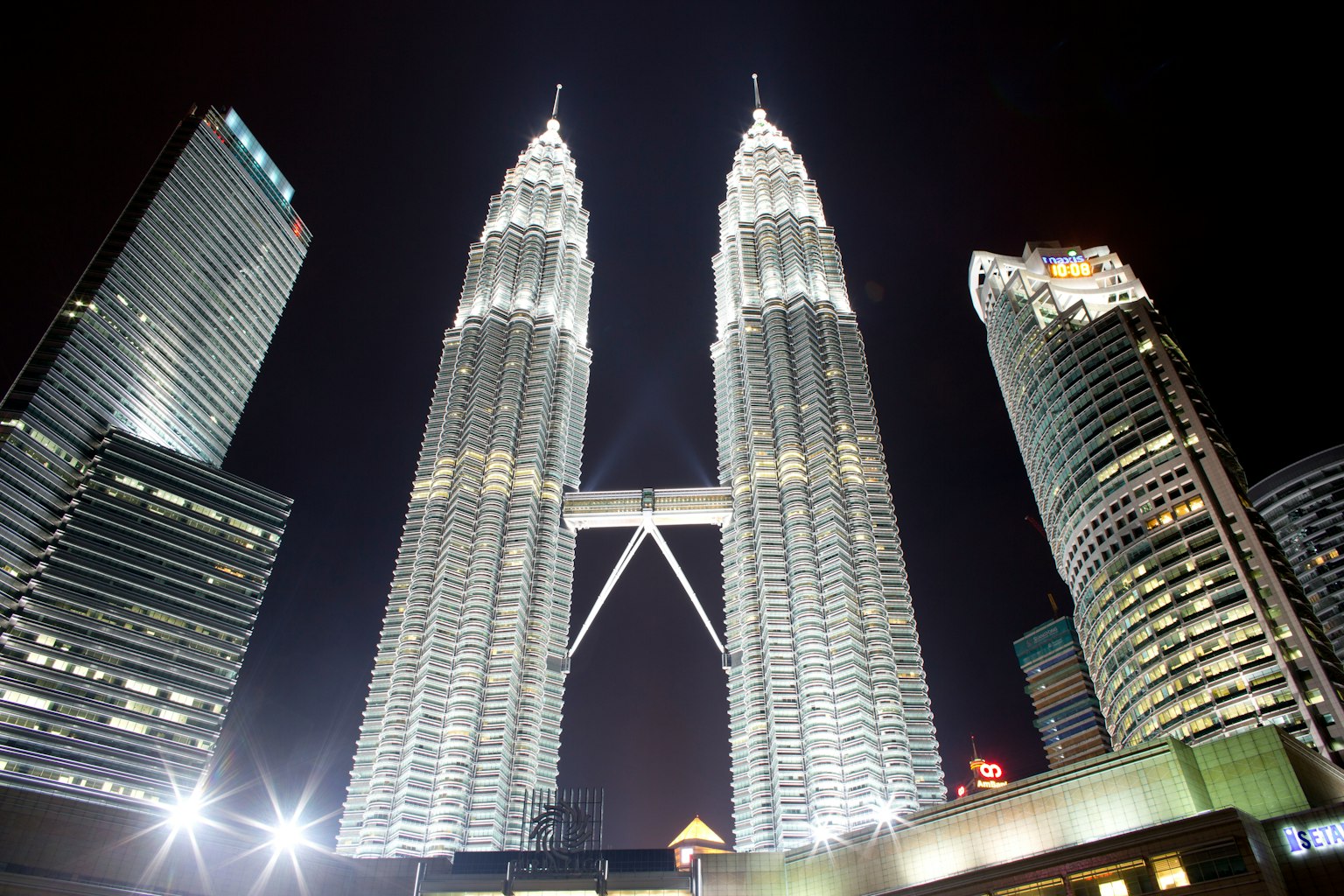 Pemandangan malam Menara Kembar Petronas di Kuala Lumpur