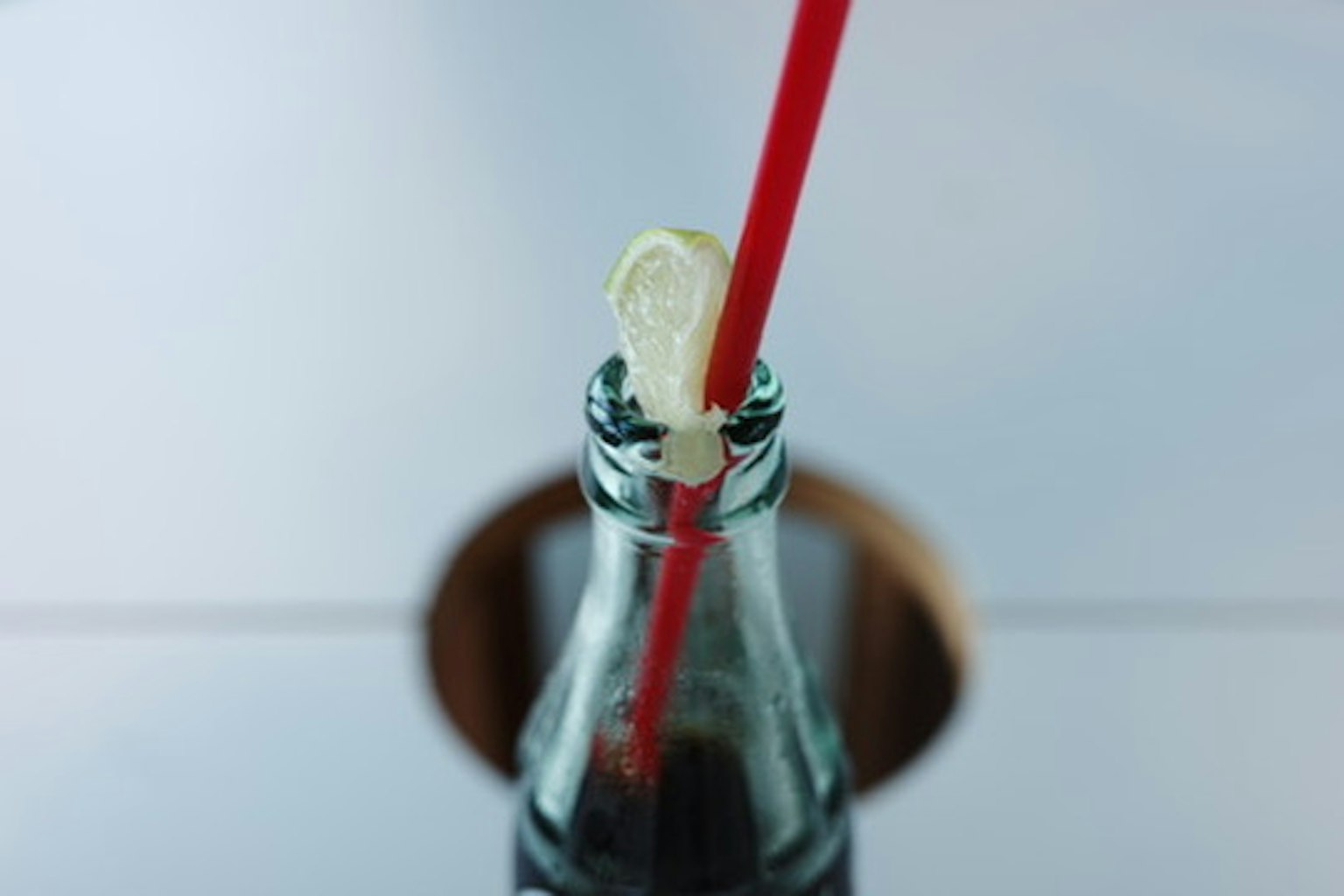 Cannuccia rossa inserita in una bottiglia di vetro