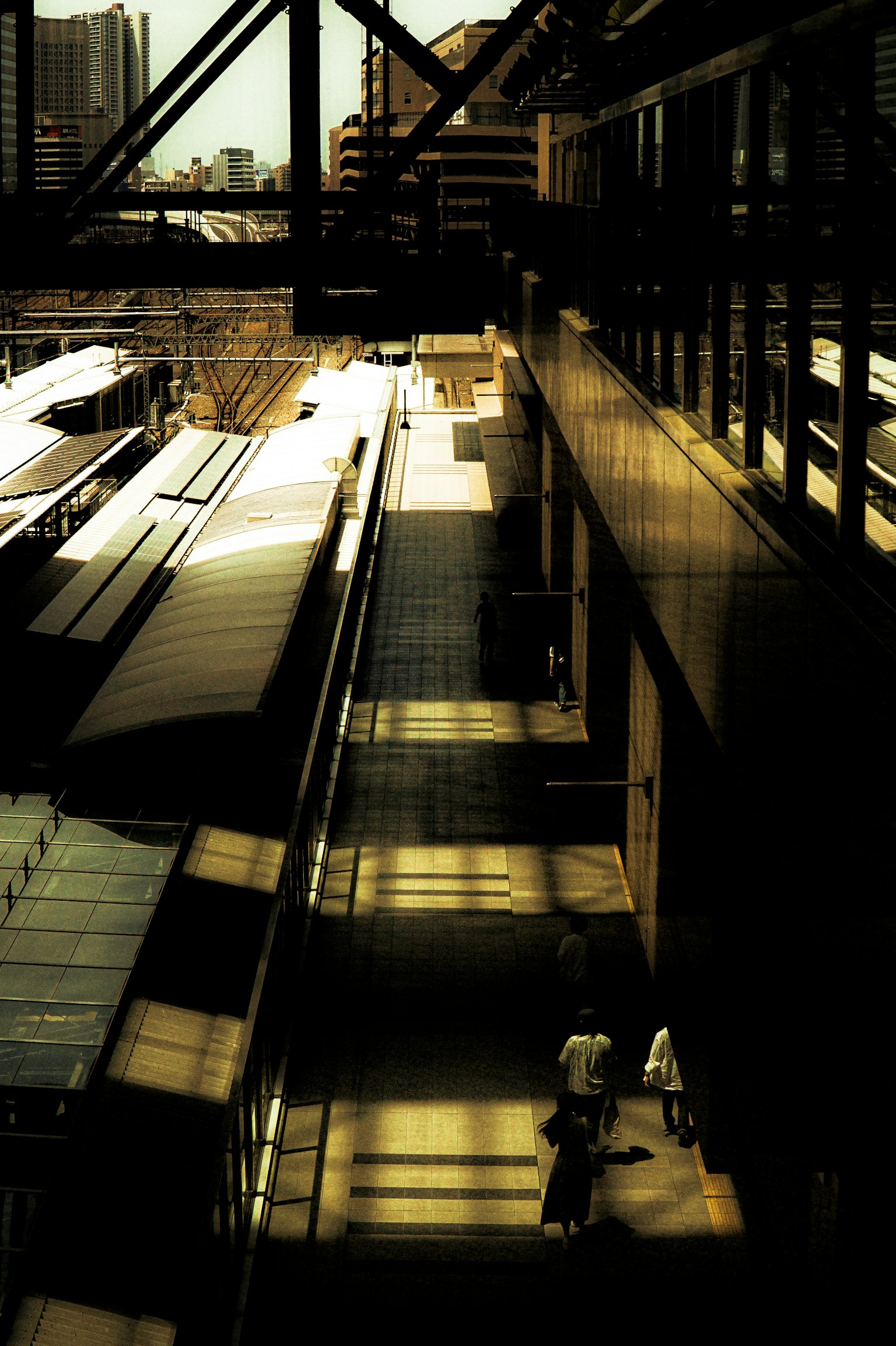 Städtische Landschaft mit Bahnsteigen und Schatten von Fußgängern
