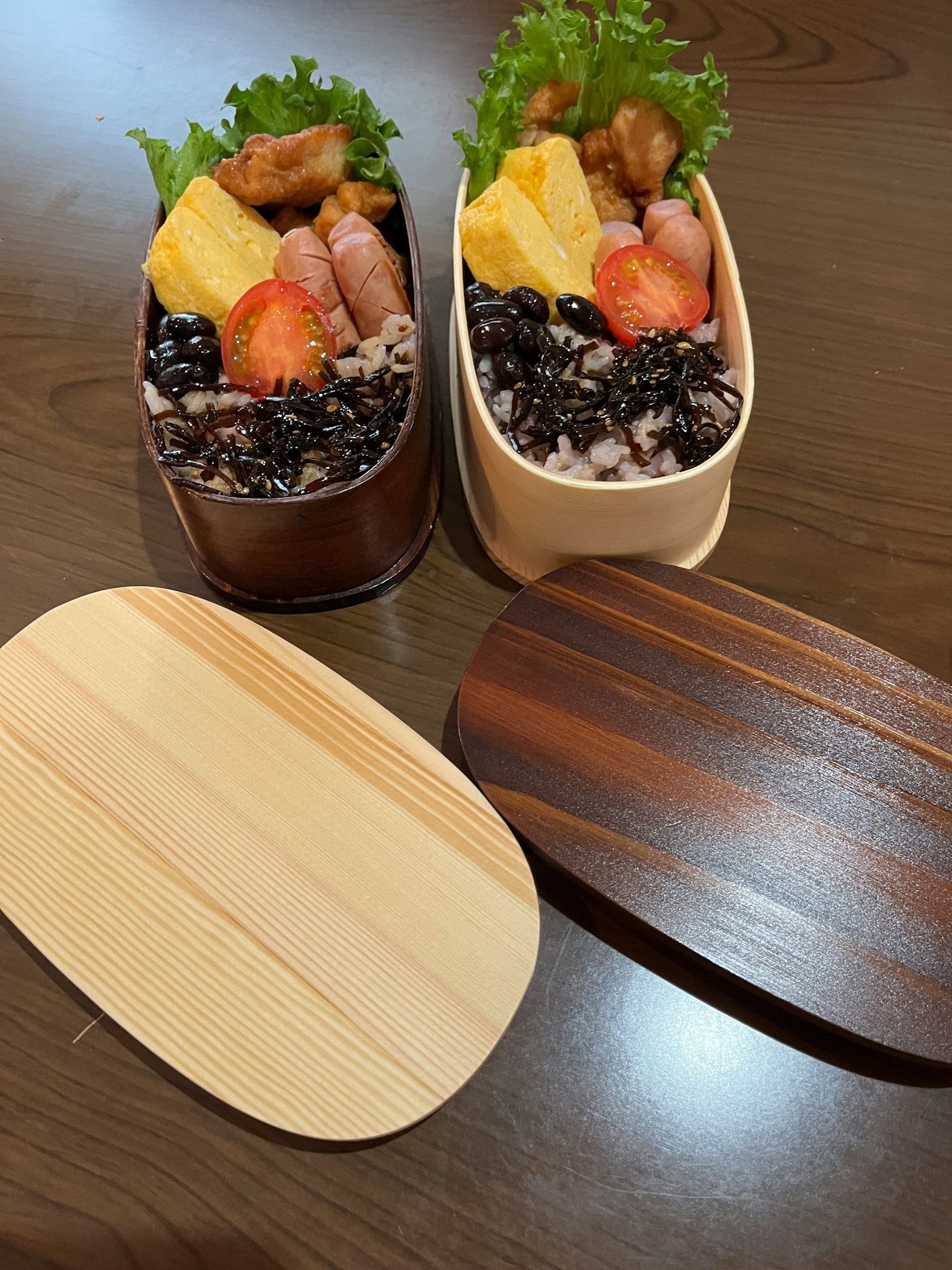 Dua kotak bento berwarna-warni dengan tutup kayu