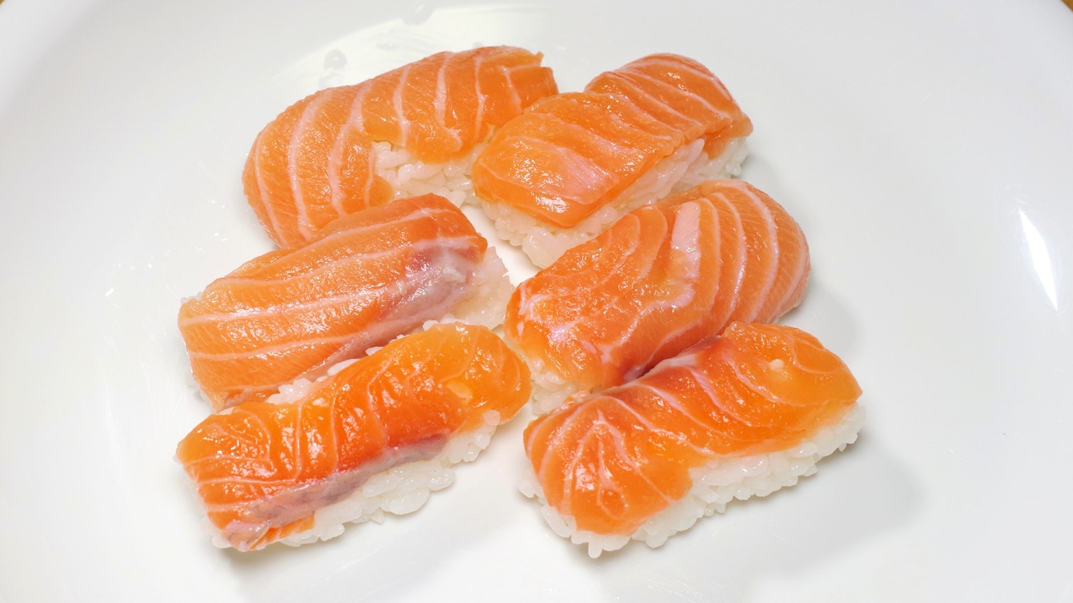 Une assiette de nigiri au saumon soigneusement disposée