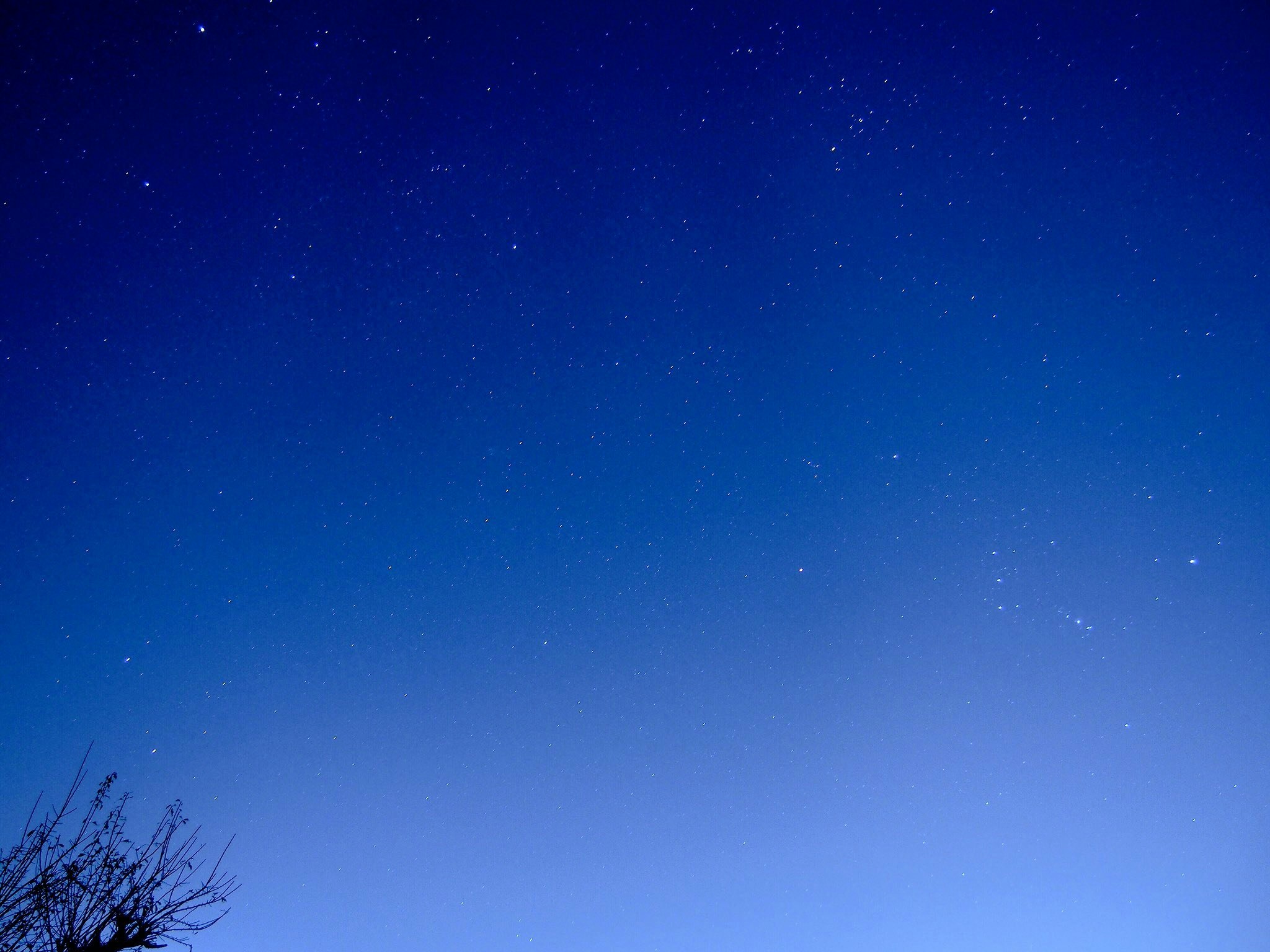 夜空に広がる星と青いグラデーション