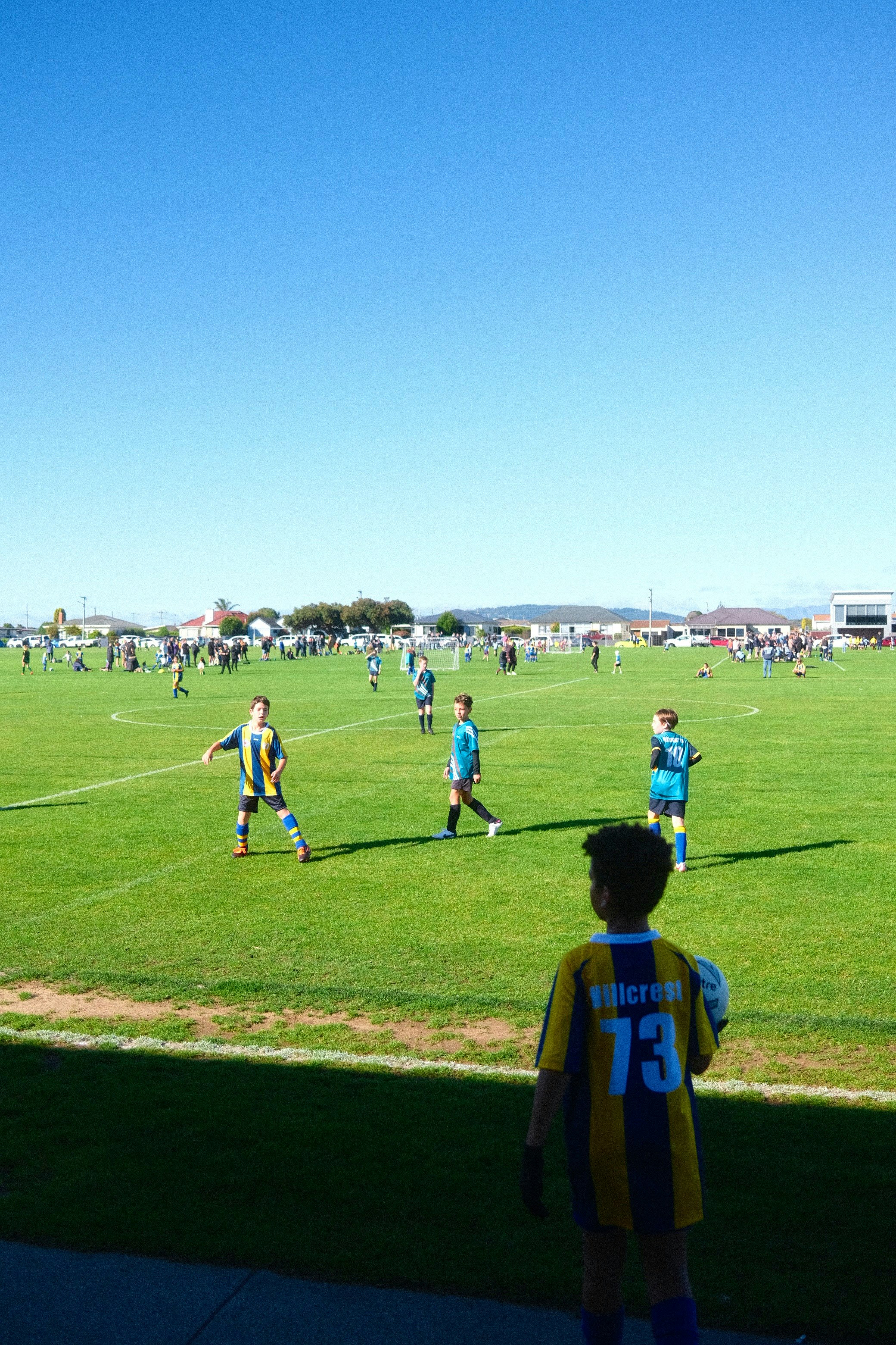 giocatori di calcio che corrono su un campo erboso