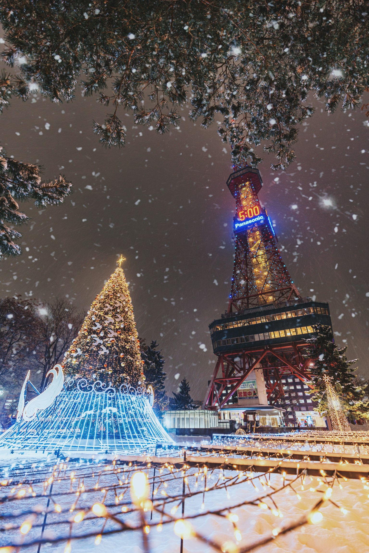 Hermosa vista de la Torre de Tokio y el árbol de Navidad en la nieve