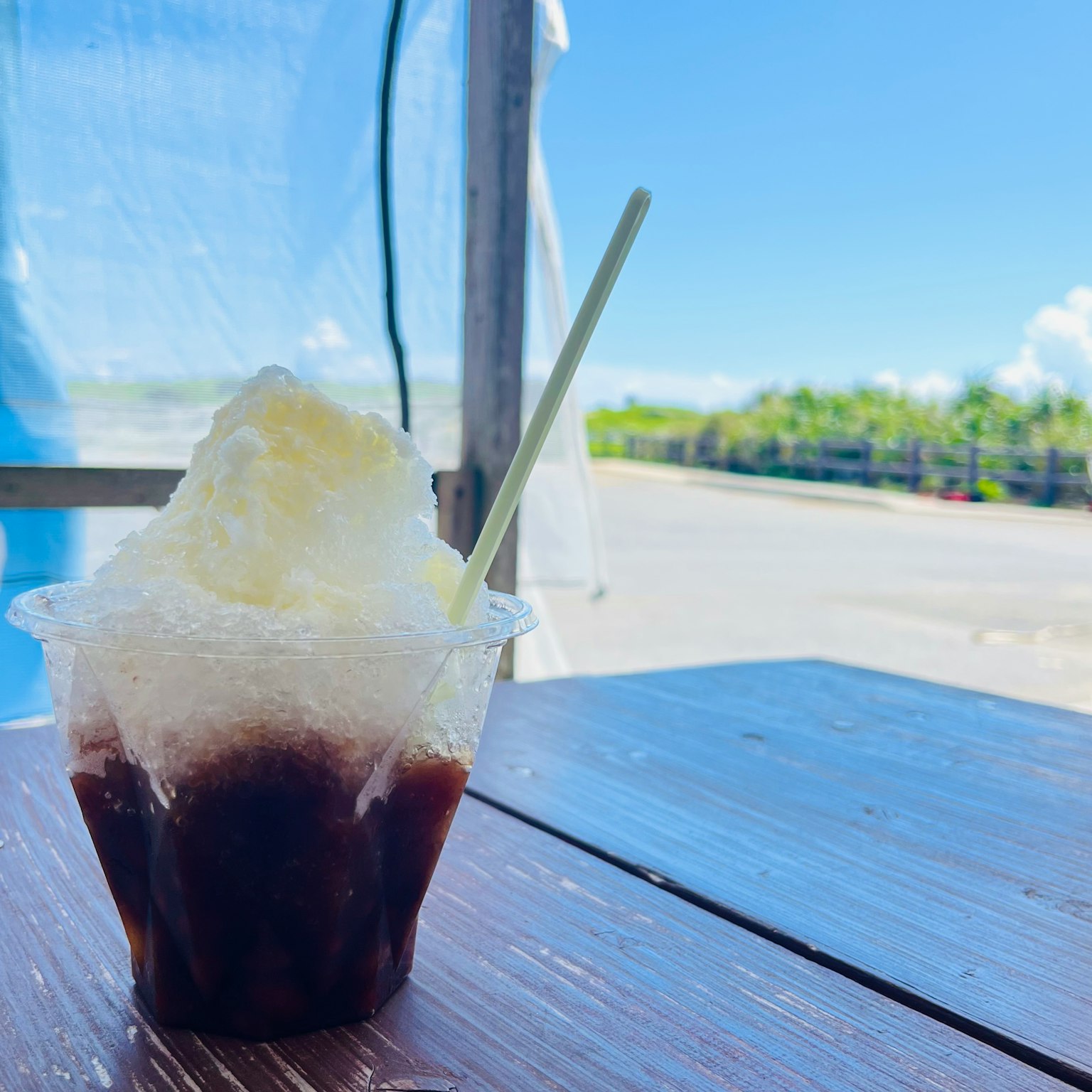 Un verre de glace pilée sur une table en bois