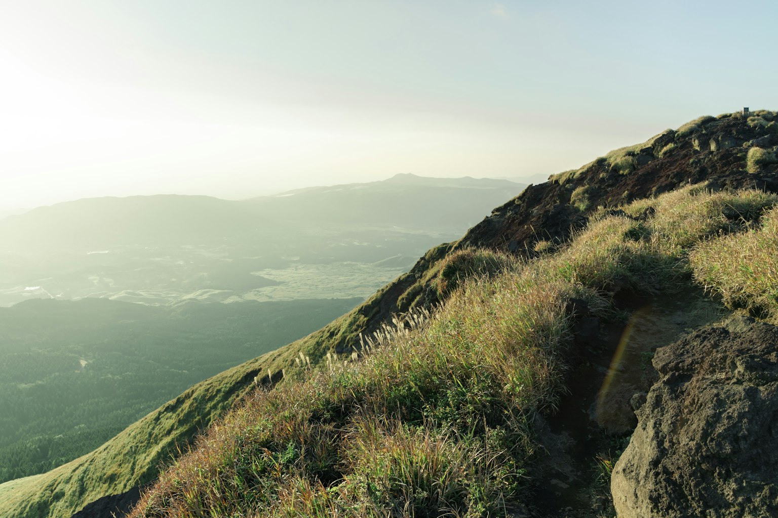 山坡的风景，有绿色草地和岩石地形