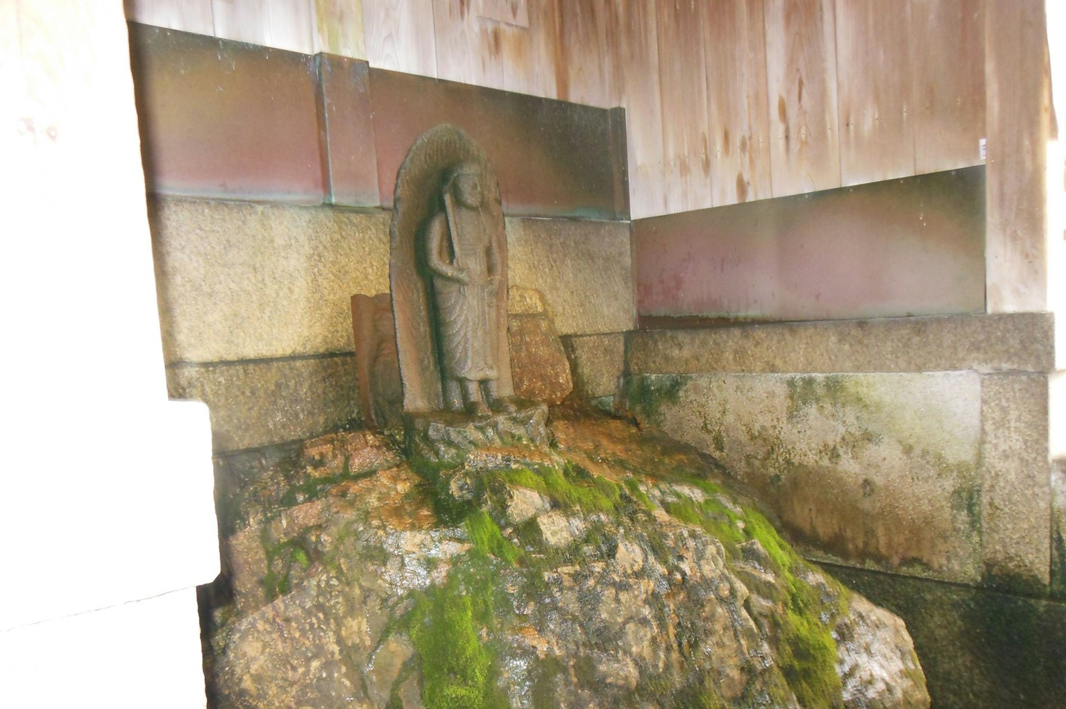 Ein mysteriöser Raum mit einer Statue, die auf einem Felsen steht