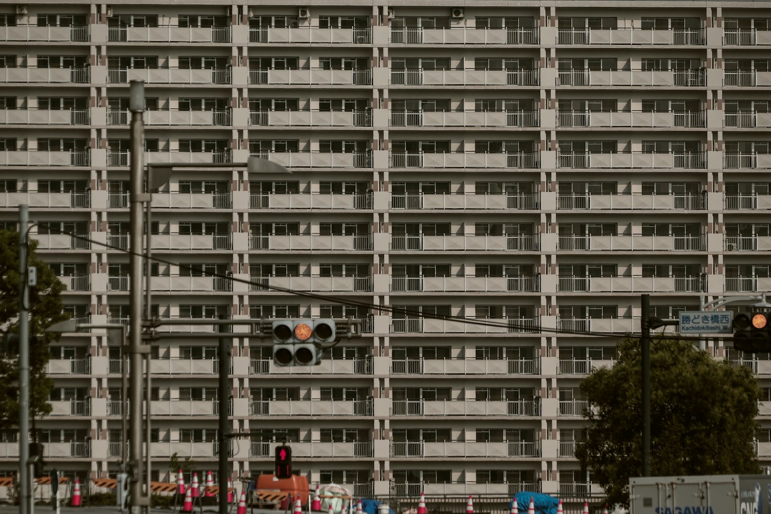 ภาพของอาคารอพาร์ตเมนต์สูงที่มีการออกแบบเรียบง่ายและแถวของหน้าต่าง