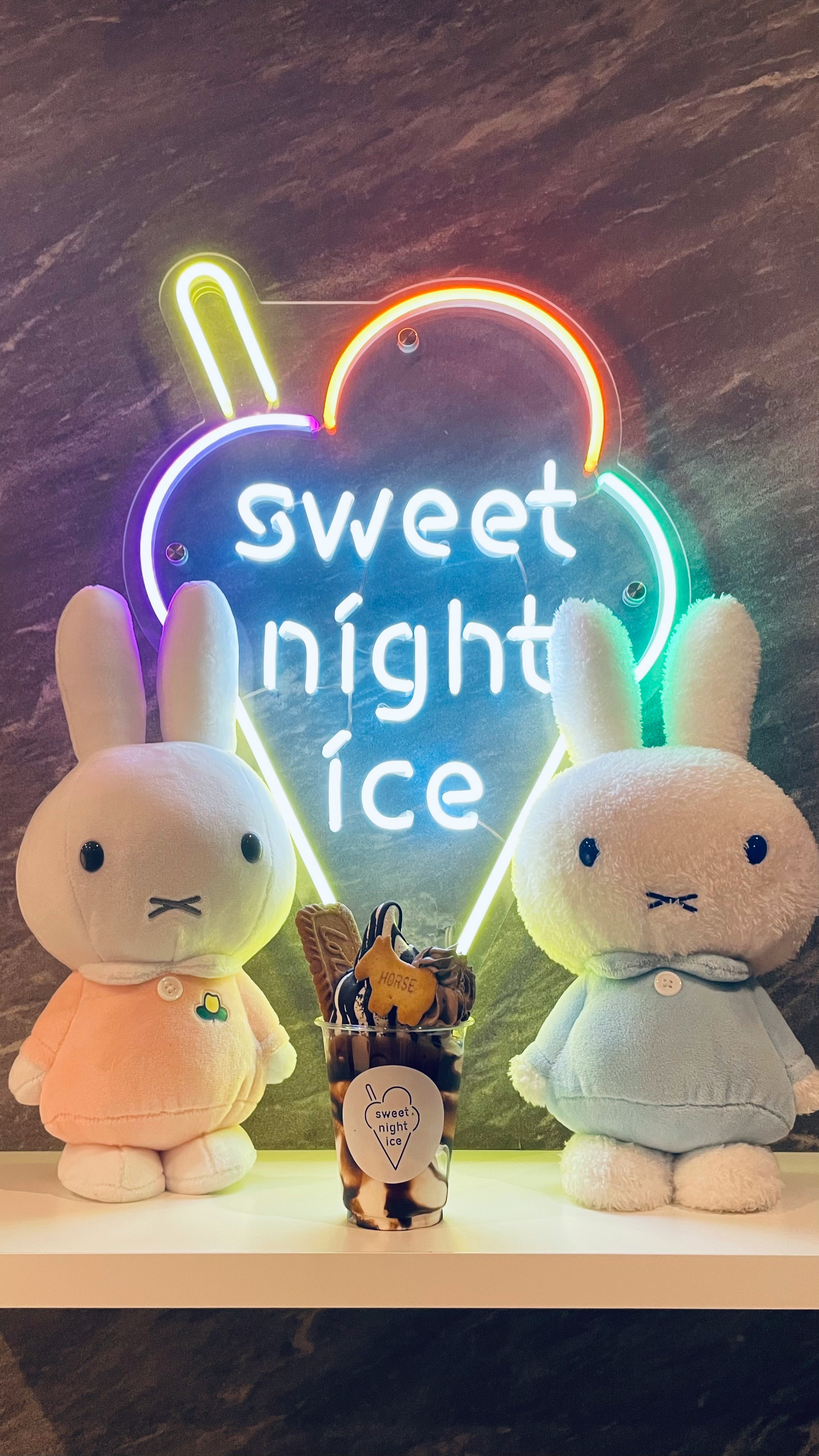 Pajangan dengan papan neon, boneka mewah, dan figur kecil