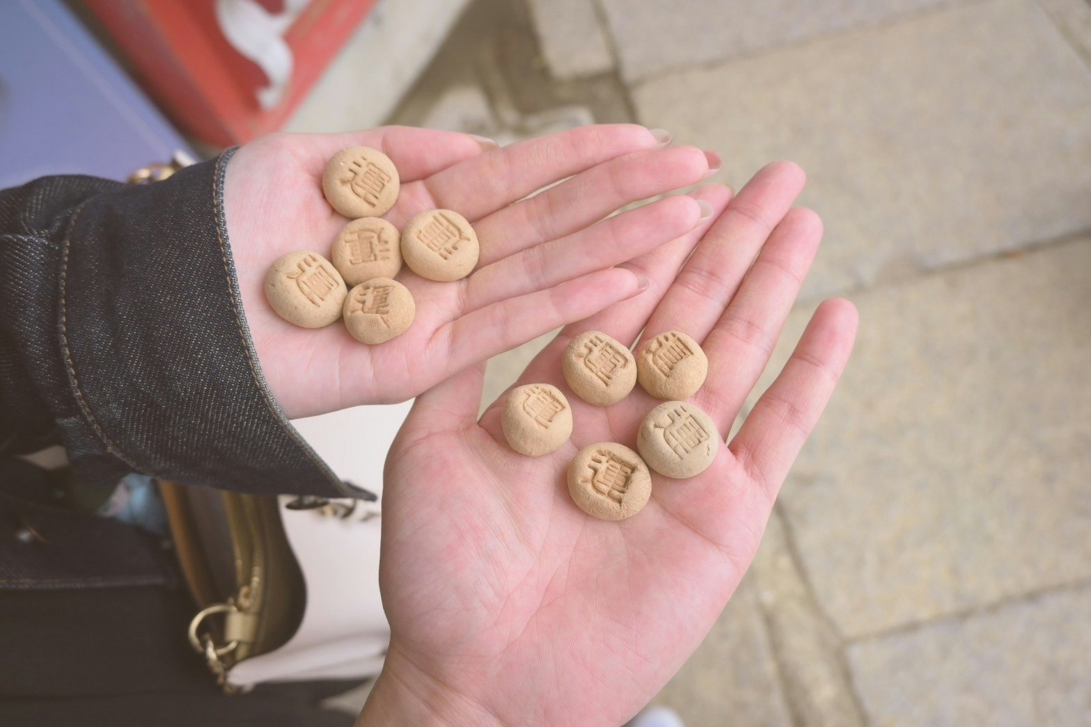 手のひらに並ぶ小さなクッキー