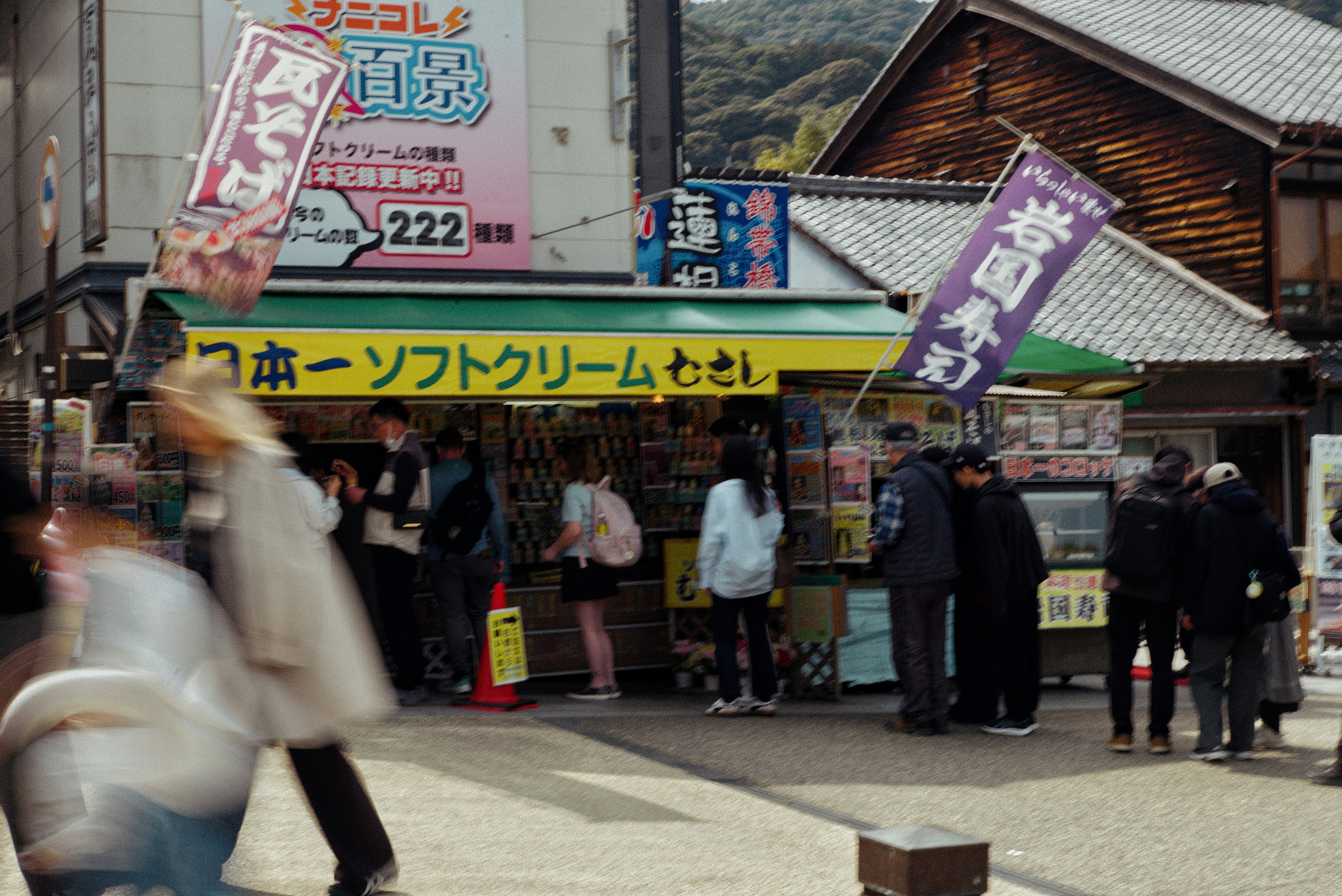 岩国の錦帯橋周辺の屋台通りで人が行き交うソフトクリーム店の軒先