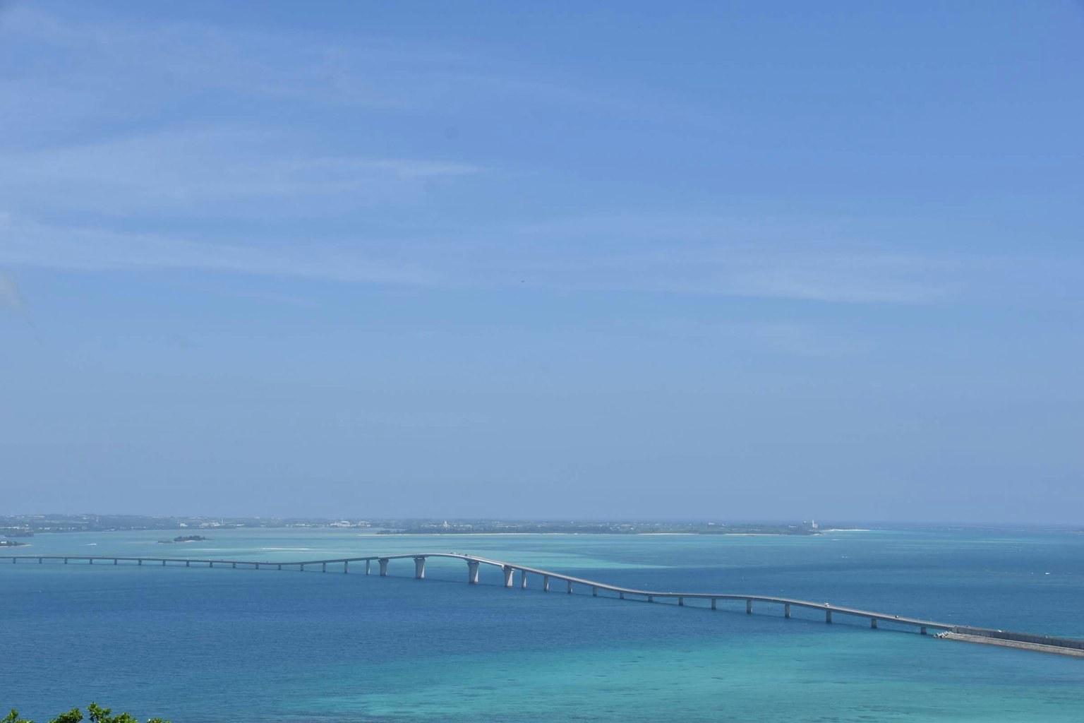 藍色海洋和天空的風景中有一座橋